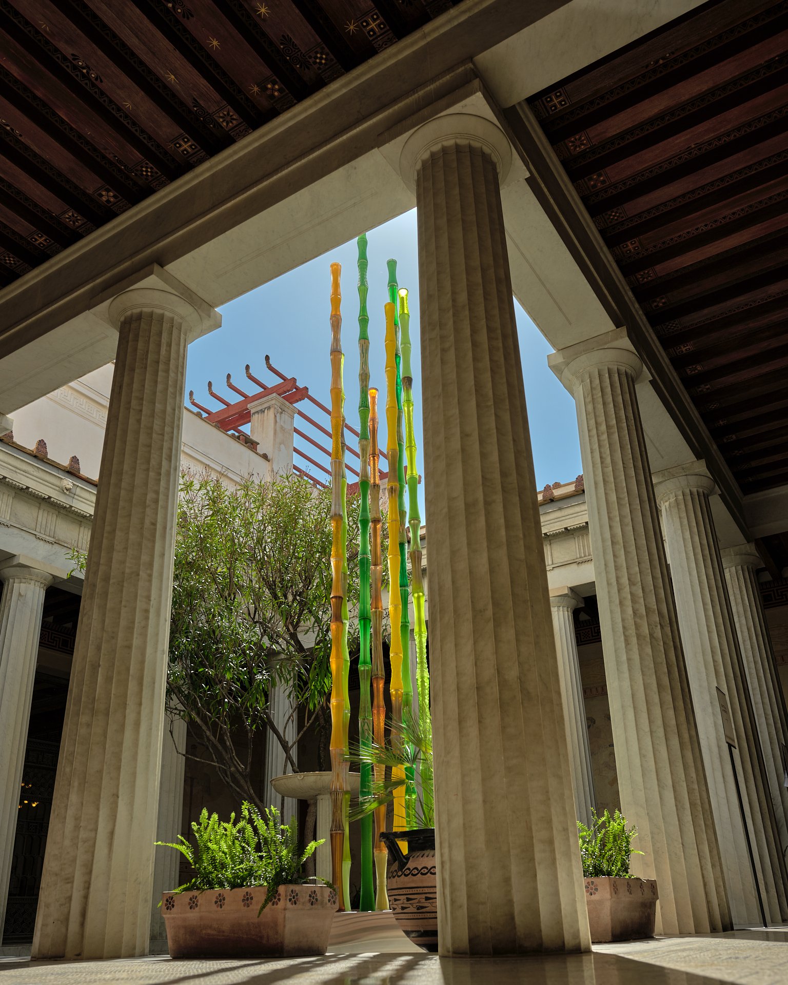 Antoine Pierini sculpte la nature en formes symboliques. Ses Colonnes Roseaux qui tendent vers l’épure sont un hommage par le verre à la Colonne sans fin de Constantin Brancusi. Elles sont ce lien entre intérieur et extérieur, l’homme et son milieu,