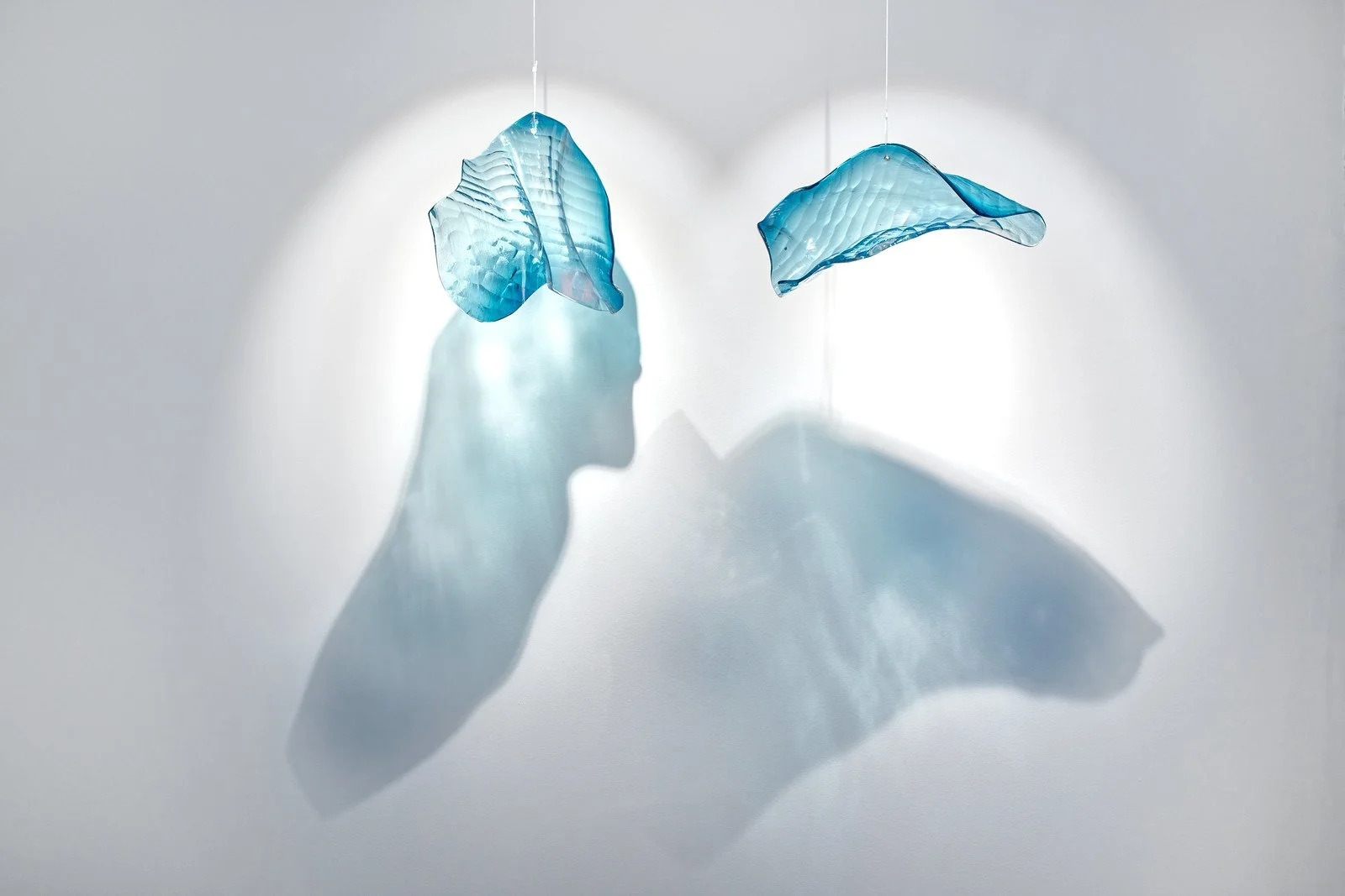 Dans le verre, le mouvement s’immobilise. Les vagues, le souffle, la lumière trouvent ici un état suspendu, ni calme, ni agitation. Ces formes capturent la vibration du monde lorsqu’elle atteint le seuil du silence. Chaque surface garde la trace d’un