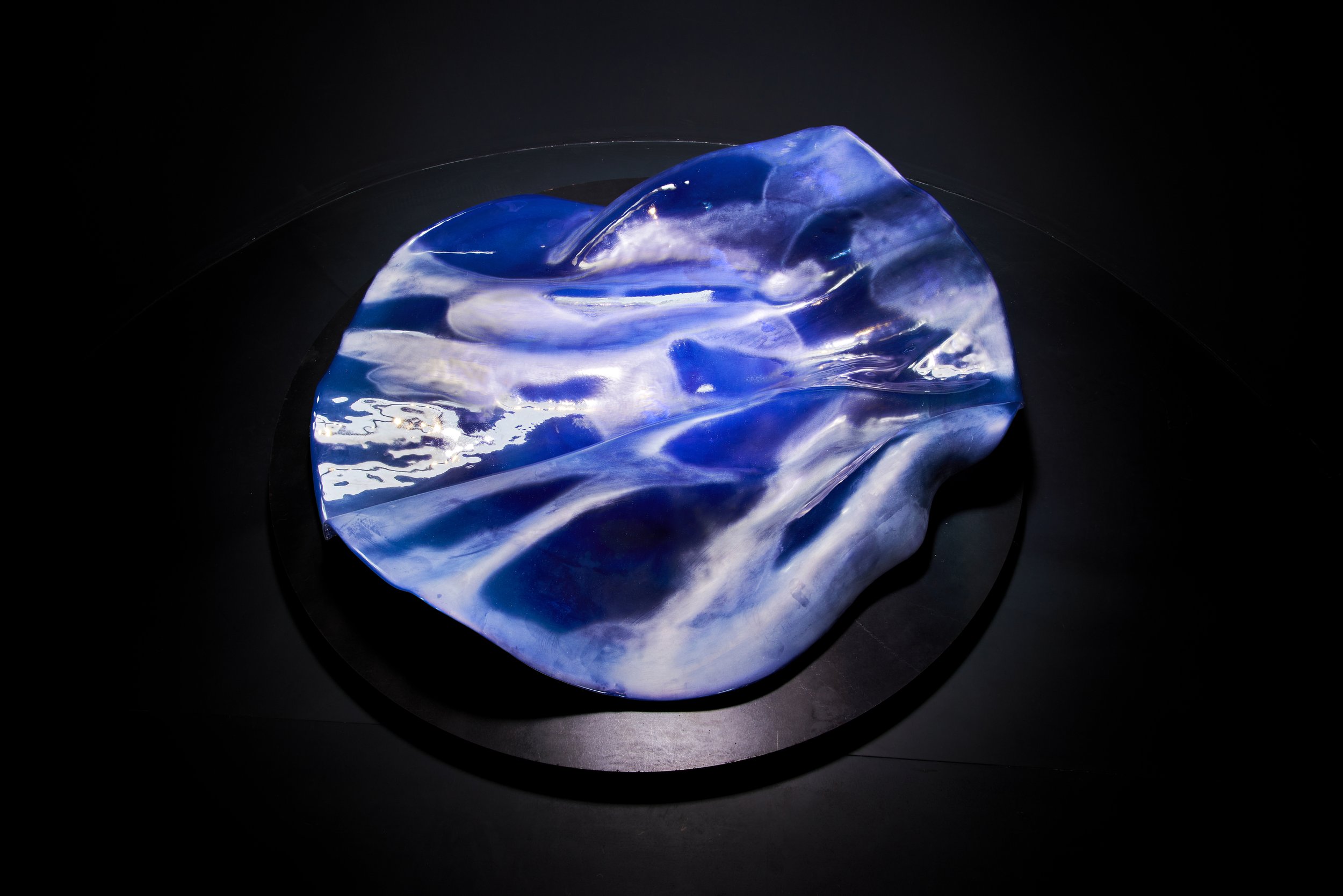 « J’ai été saisi par les vagues roulantes, le miroitement de l’eau et je me suis mis à couper, couper le bleu par la bande et insuffler au verre ces mouvements, cette mémoire symbolique. » Antoine Pierini