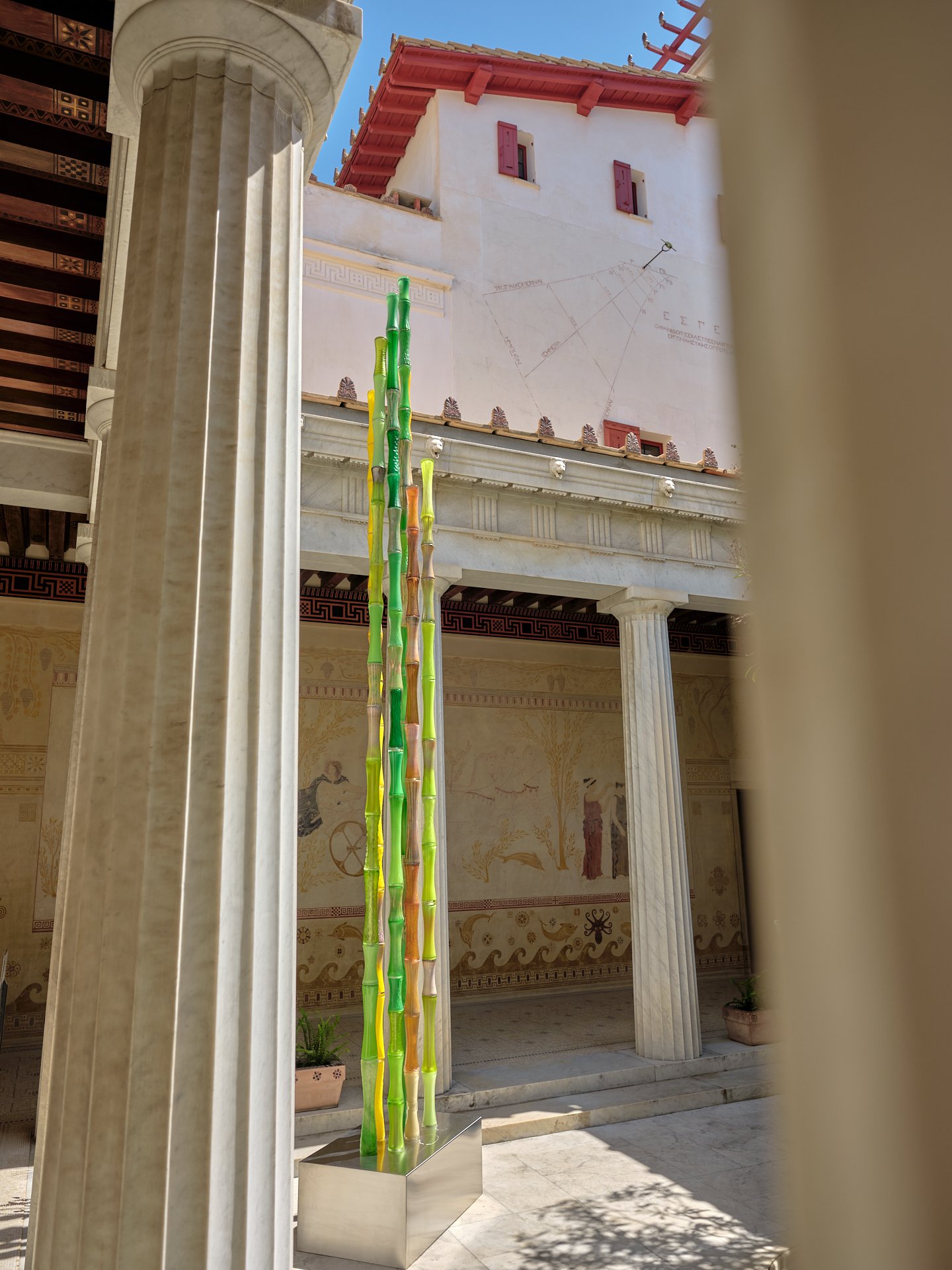 Antoine Pierini sculpte la nature en formes symboliques. Ses Colonnes Roseaux qui tendent vers l’épure sont un hommage par le verre à la Colonne sans fin de Constantin Brancusi. Elles sont ce lien entre intérieur et extérieur, l’homme et son milieu,