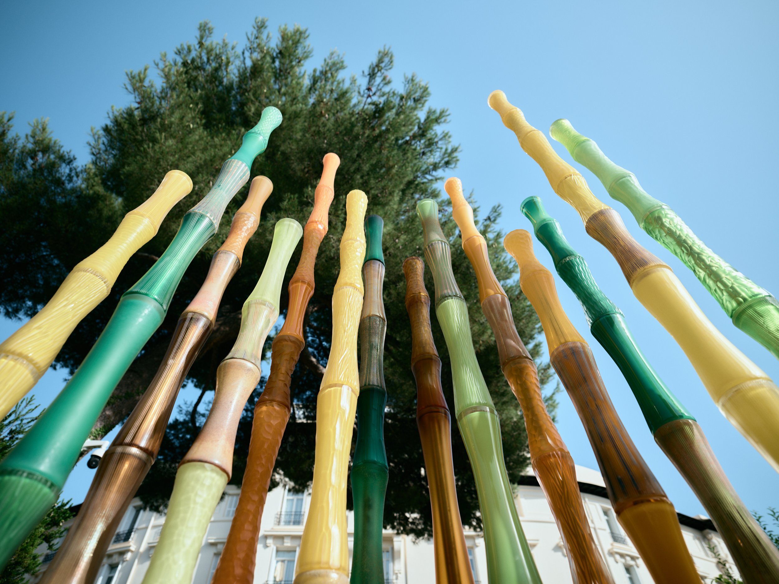 Antoine Pierini sculpte la nature en formes symboliques. Ses Colonnes Roseaux qui tendent vers l’épure sont un hommage par le verre à la Colonne sans fin de Constantin Brancusi. Elles sont ce lien entre intérieur et extérieur, l’homme et son milieu,