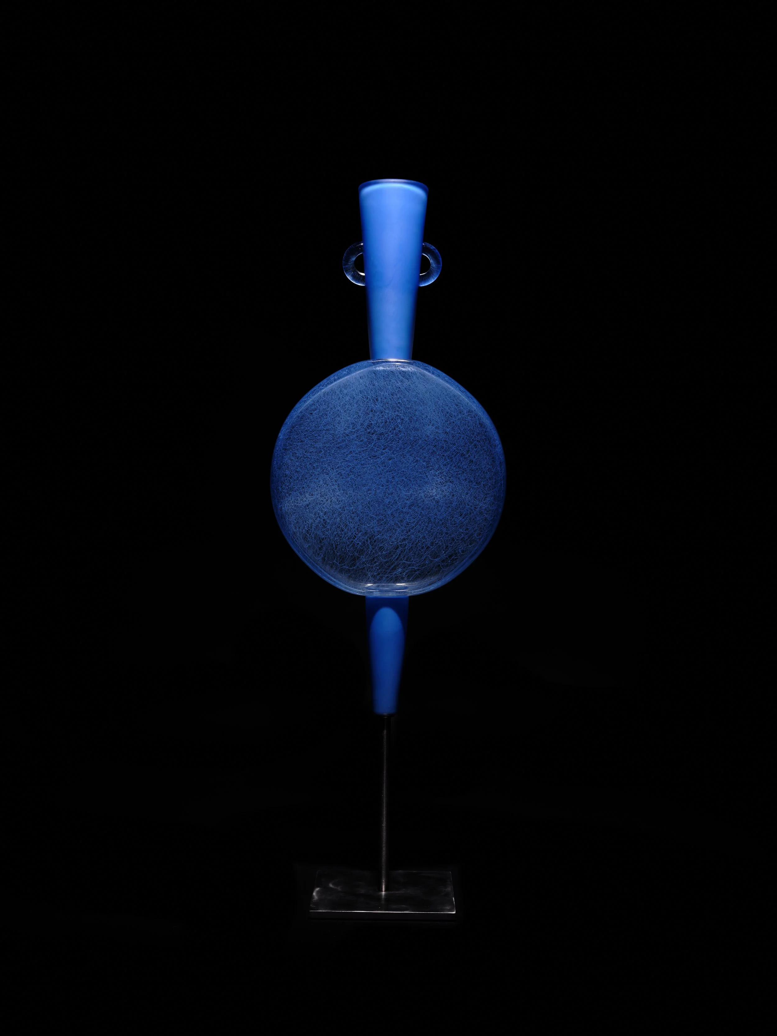 Vestiges Contemporains - 2022
Appartenant à la grande famille d’amphores anthropomorphes créées par Antoine Pierini, marquées par leurs couleurs, leurs matières et dont les anses se développent comme des oreilles à la Max Ernst, ces sculptures sont