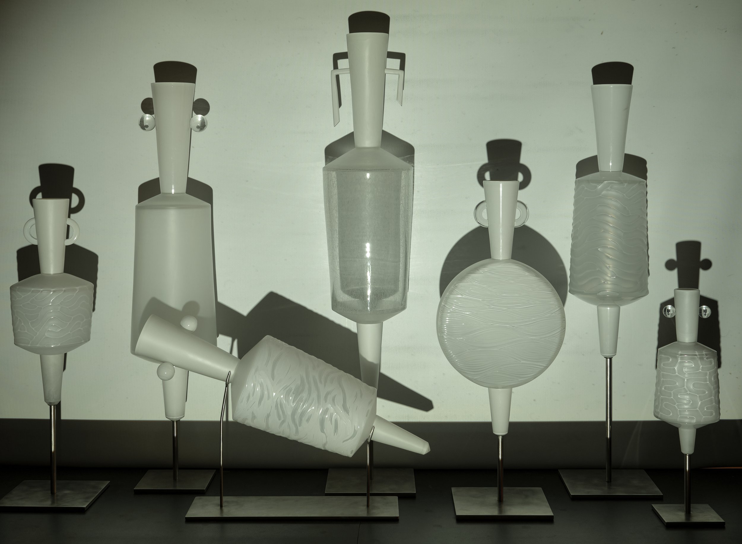 En détournant les amphores de leur fonction utilitaire et en remplaçant l’opacité de l’argile par la luminosité du verre, Antoine Pierini a imaginé des sculptures baptisées Vestiges Contemporains. S’inspirant des amphores antiques, des modèles cyclad