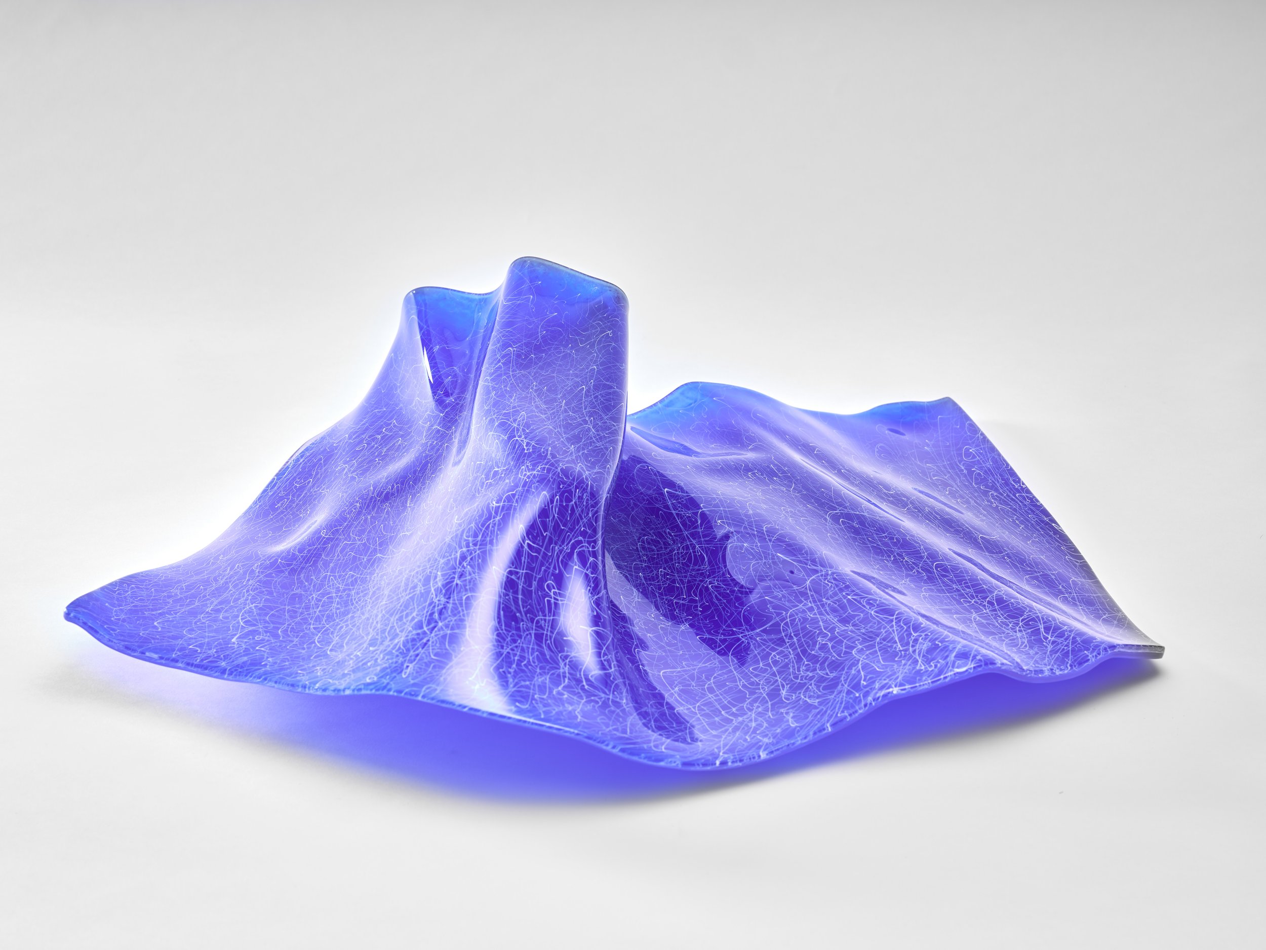 « J’ai été saisi par les vagues roulantes, le miroitement de l’eau et je me suis mis à couper, couper le bleu par la bande et insuffler au verre ces mouvements, cette mémoire symbolique. » Antoine Pierini