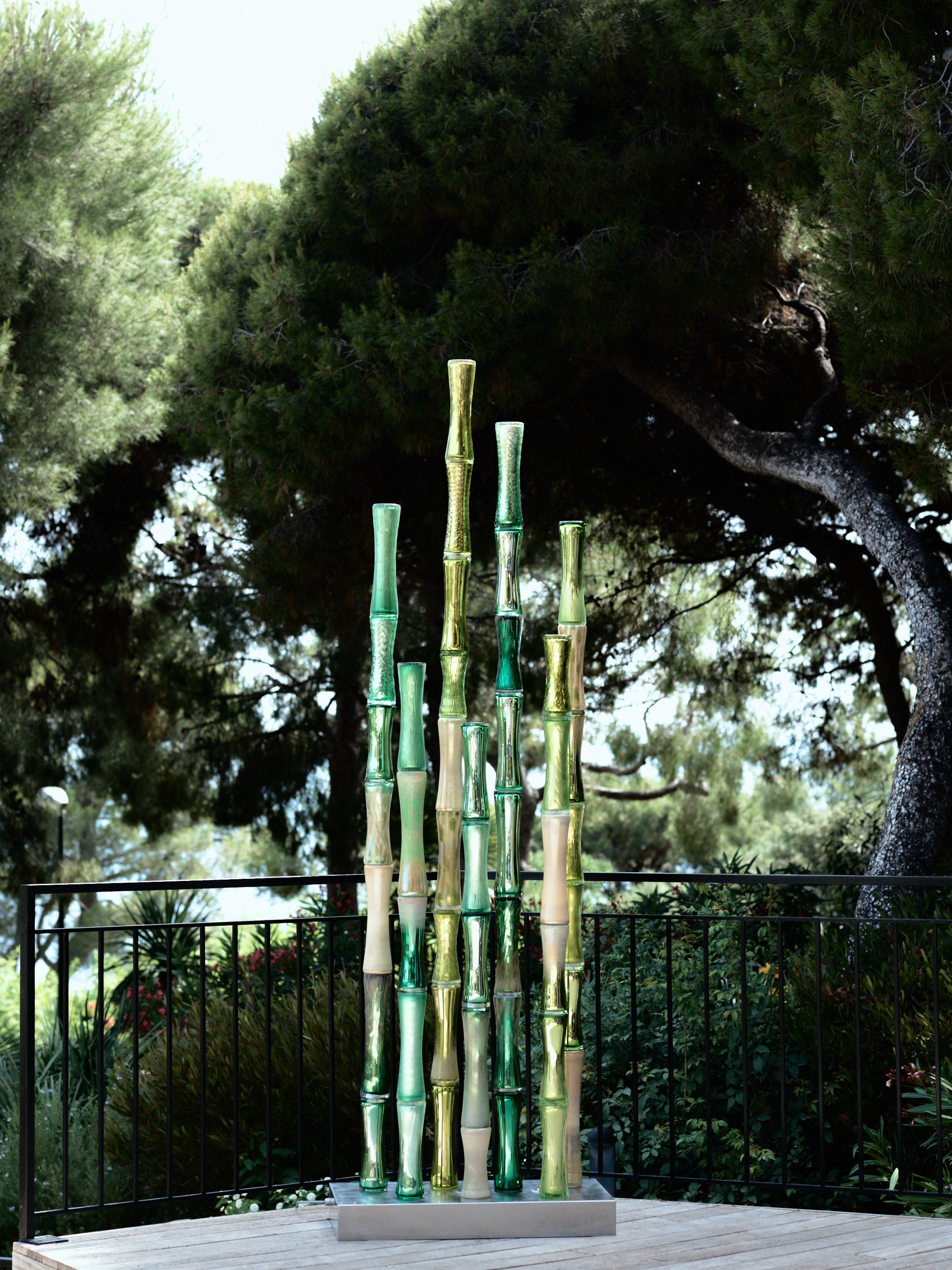 Antoine Pierini sculpte la nature en formes symboliques. Ses Colonnes Roseaux qui tendent vers l’épure sont un hommage par le verre à la Colonne sans fin de Constantin Brancusi. Elles sont ce lien entre intérieur et extérieur, l’homme et son milieu,