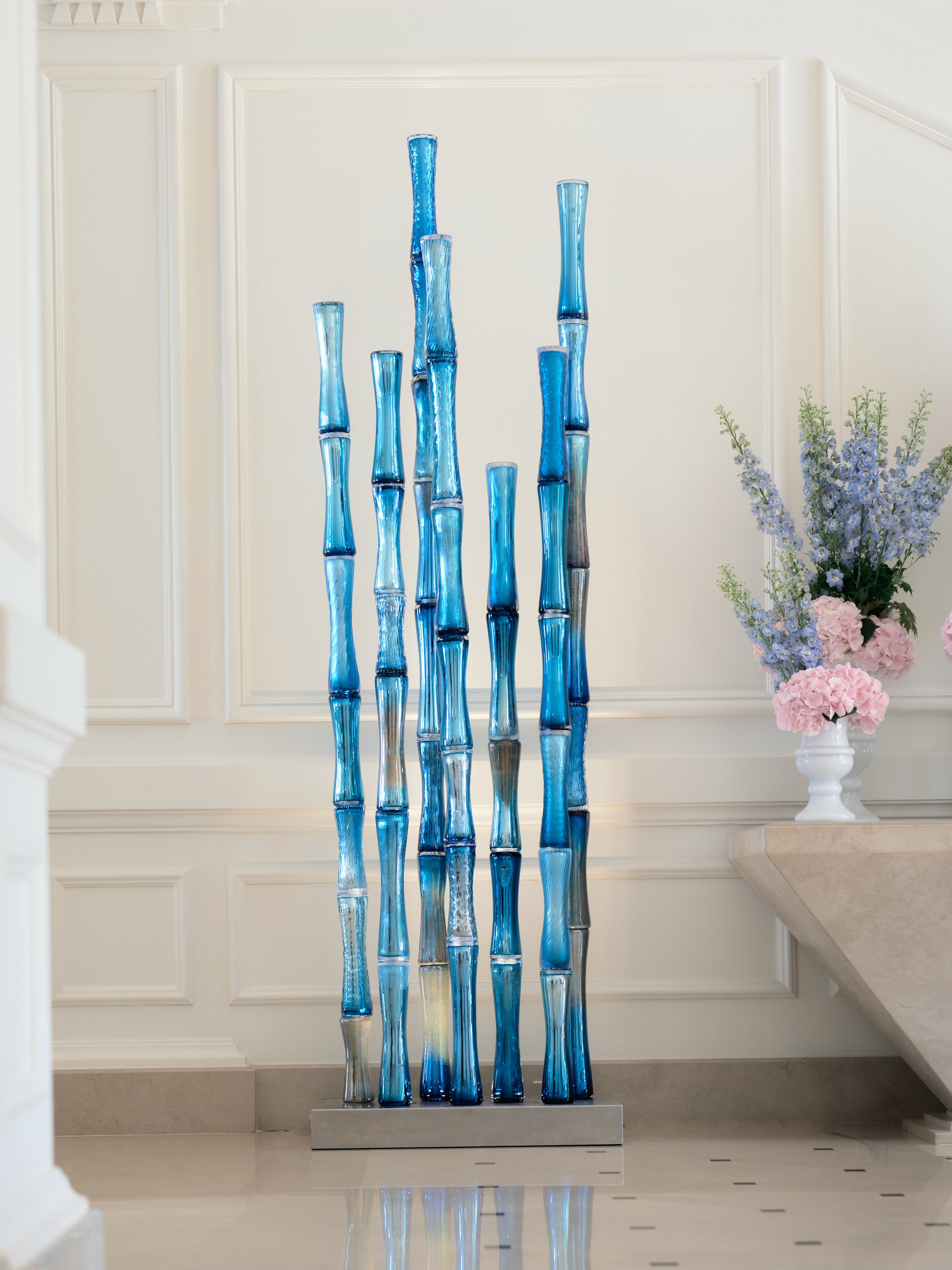 Antoine Pierini sculpte la nature en formes symboliques. Ses Colonnes Roseaux qui tendent vers l’épure sont un hommage par le verre à la Colonne sans fin de Constantin Brancusi. Elles sont ce lien entre intérieur et extérieur, l’homme et son milieu,