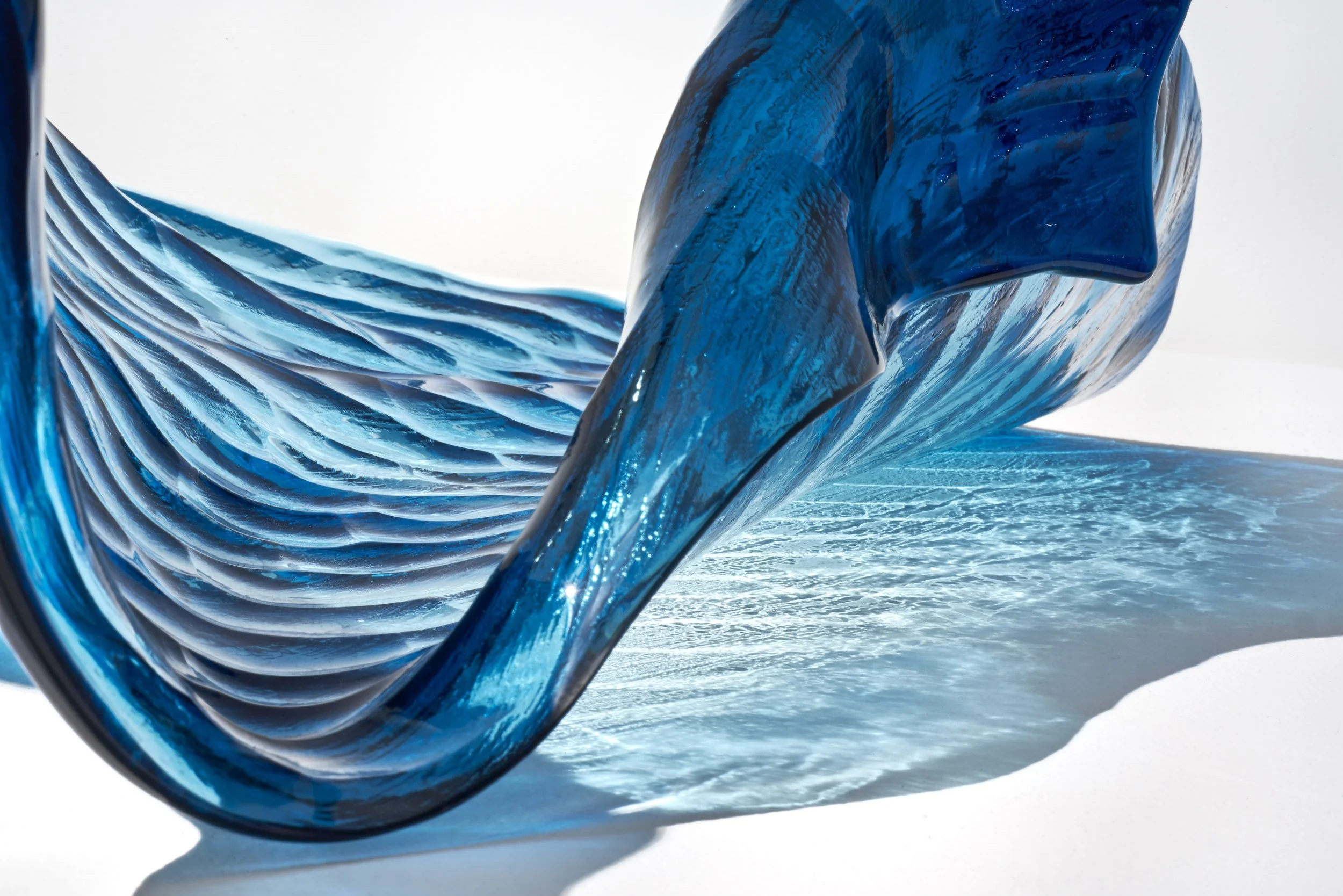 Dans le verre, le mouvement s’immobilise. Les vagues, le souffle, la lumière trouvent ici un état suspendu, ni calme, ni agitation. Ces formes capturent la vibration du monde lorsqu’elle atteint le seuil du silence. Chaque surface garde la trace d’un