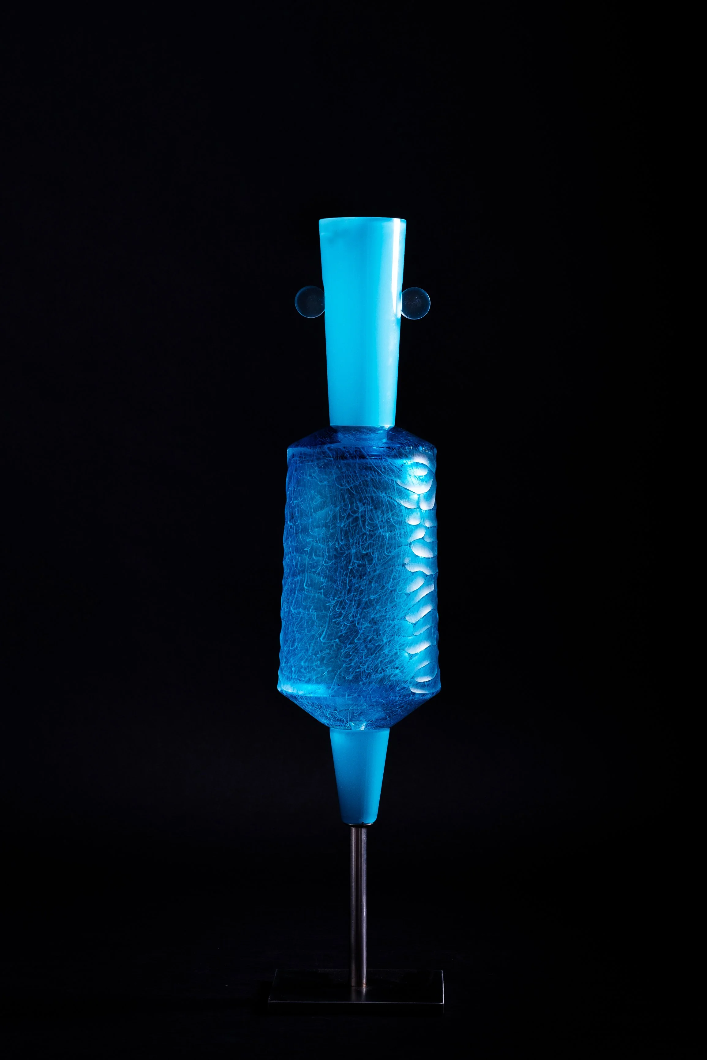 Vestiges Contemporains - 2022
Appartenant à la grande famille d’amphores anthropomorphes créées par Antoine Pierini, marquées par leurs couleurs, leurs matières et dont les anses se développent comme des oreilles à la Max Ernst, ces sculptures sont