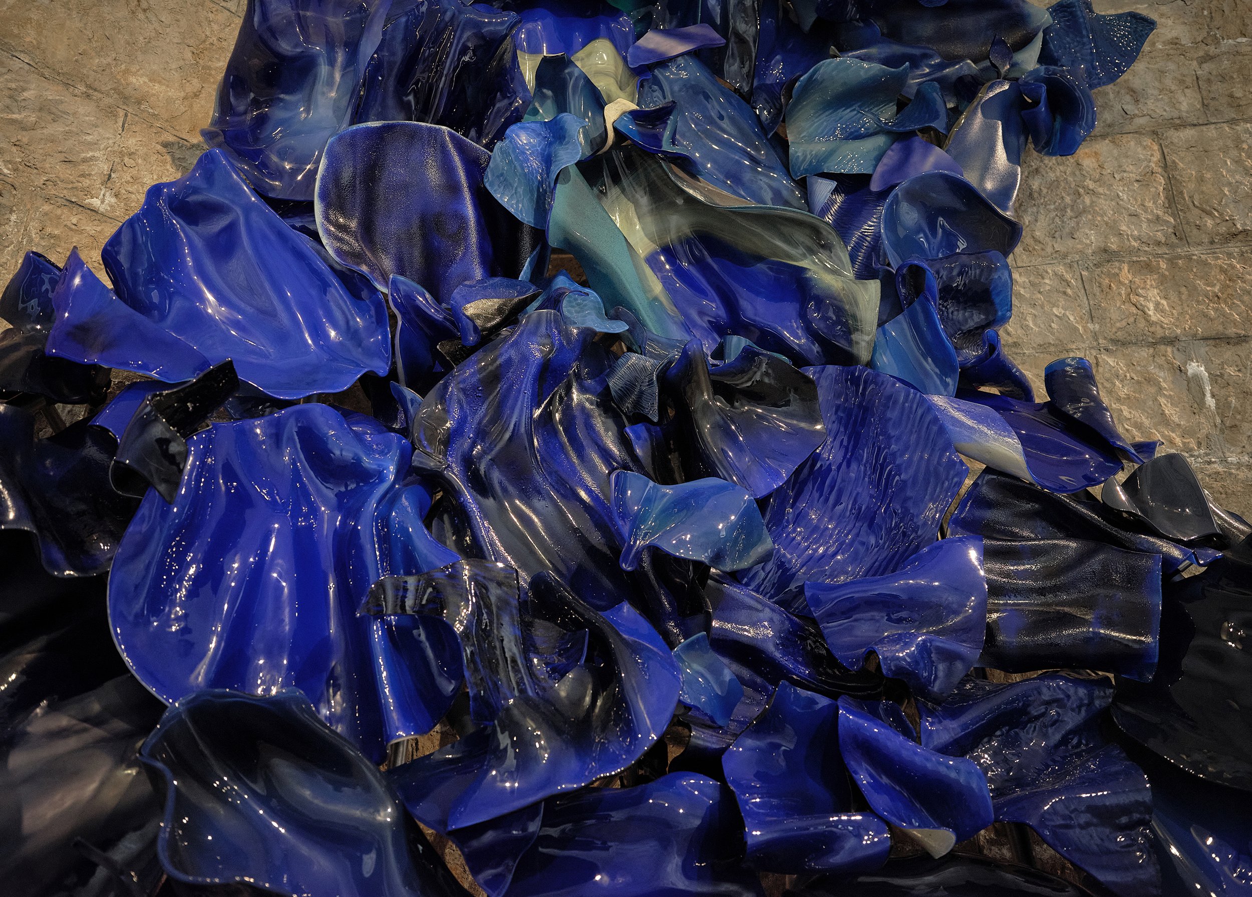 C’est une apothéose de l’art du verre qui se déploie ici en vagues. Mare internum, cette expression a pu occasionnellement désigner la Méditerranée durant l’Antiquité. Dans cette mer indomptable, la révolte est le mouvement de la vie. « Homme libre,