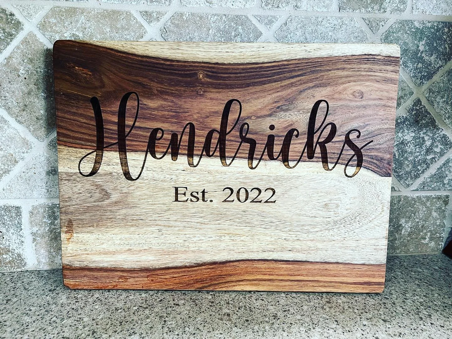 #cuttingboard #weddinggift #hendrick #laser #custom #romanthings #pascowa #washington #2022 
#wood #kitchendesign