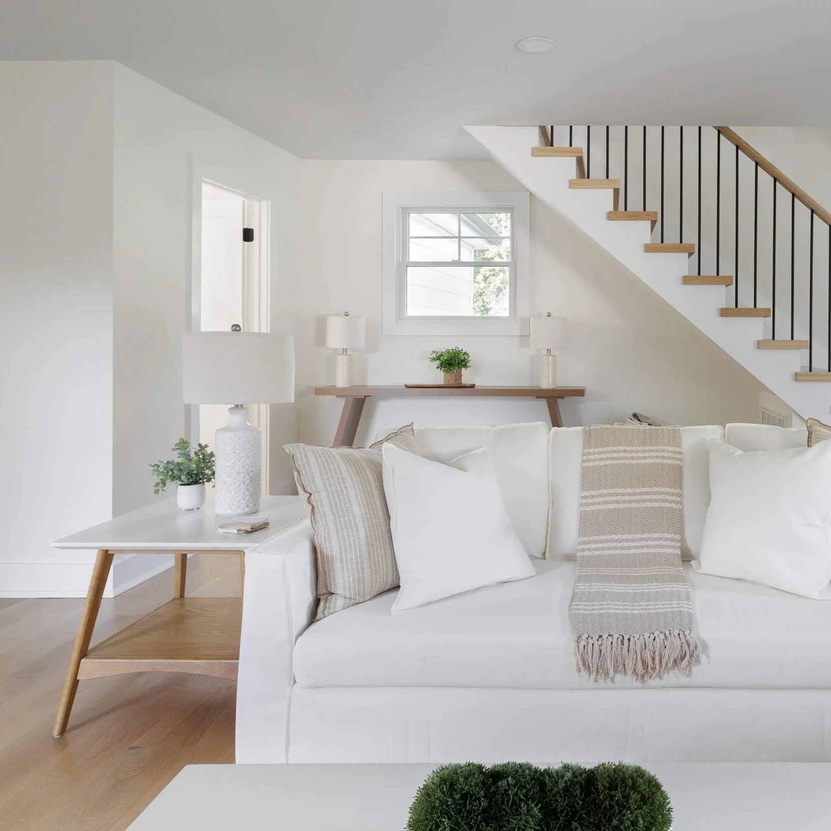 -Jeff-Rainone-Modern-Designer-Living-Room-Huntington-Bay.jpg.jpg