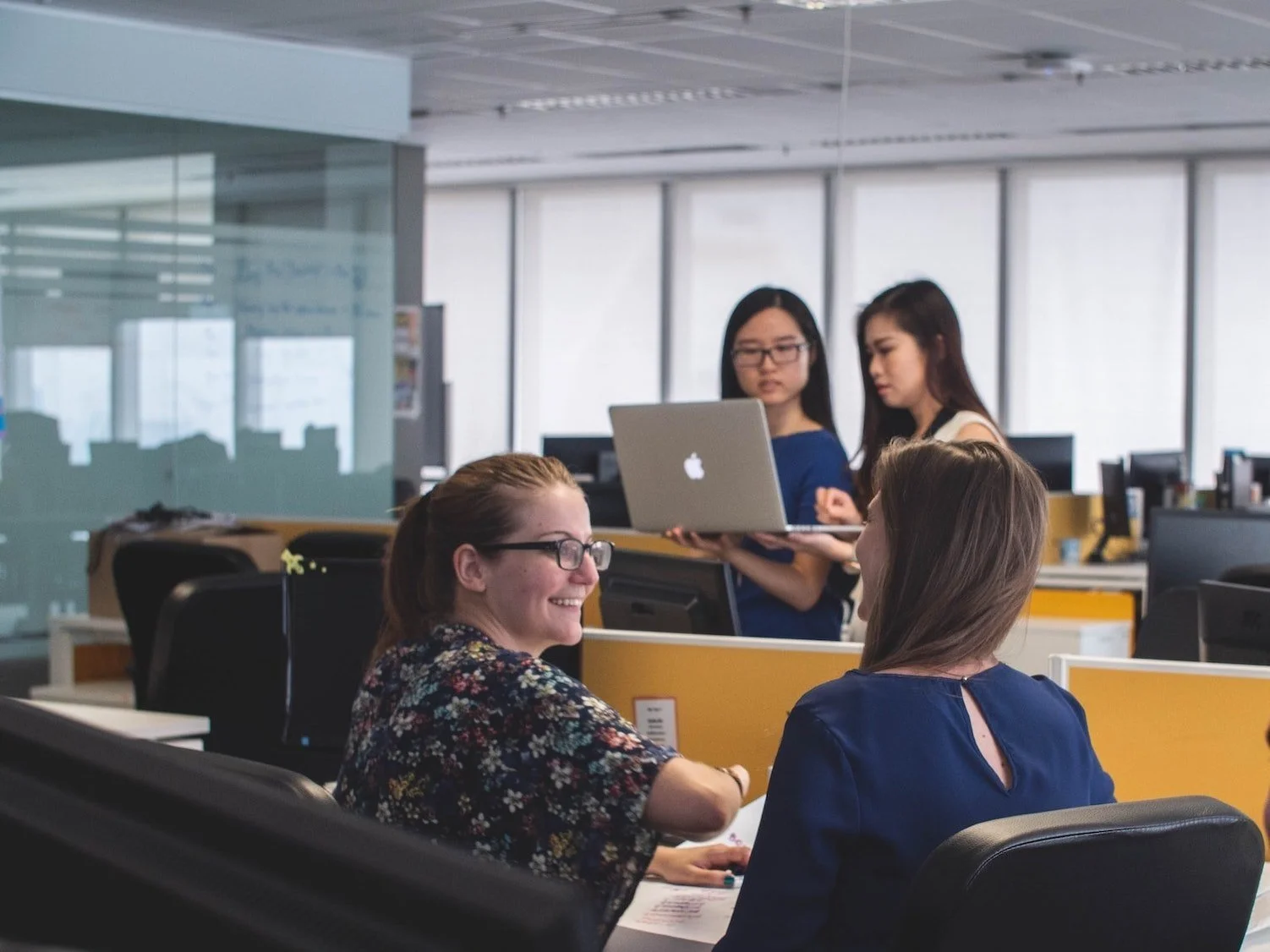 женщина в офисе. сопровождение клиента. переговоры с иностранными партнерами. тренинг в компании. консультирование по вэд.