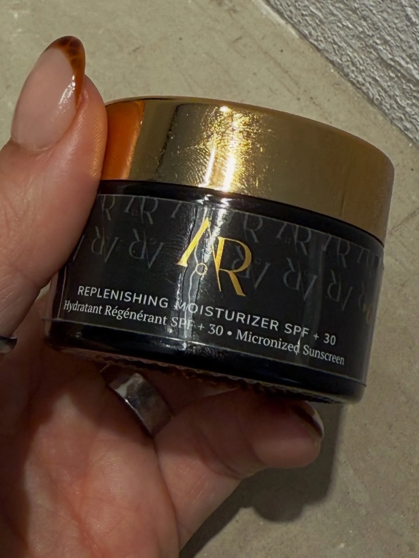 One of our all time favourite moisturizer 🙌

Light and nourishing, this one is great for all skin types. 

Thanks to the raspberry seeds, micro zinc, and aloe for skin will be quenched and protected from the sun all at the same time. 

Active ingred