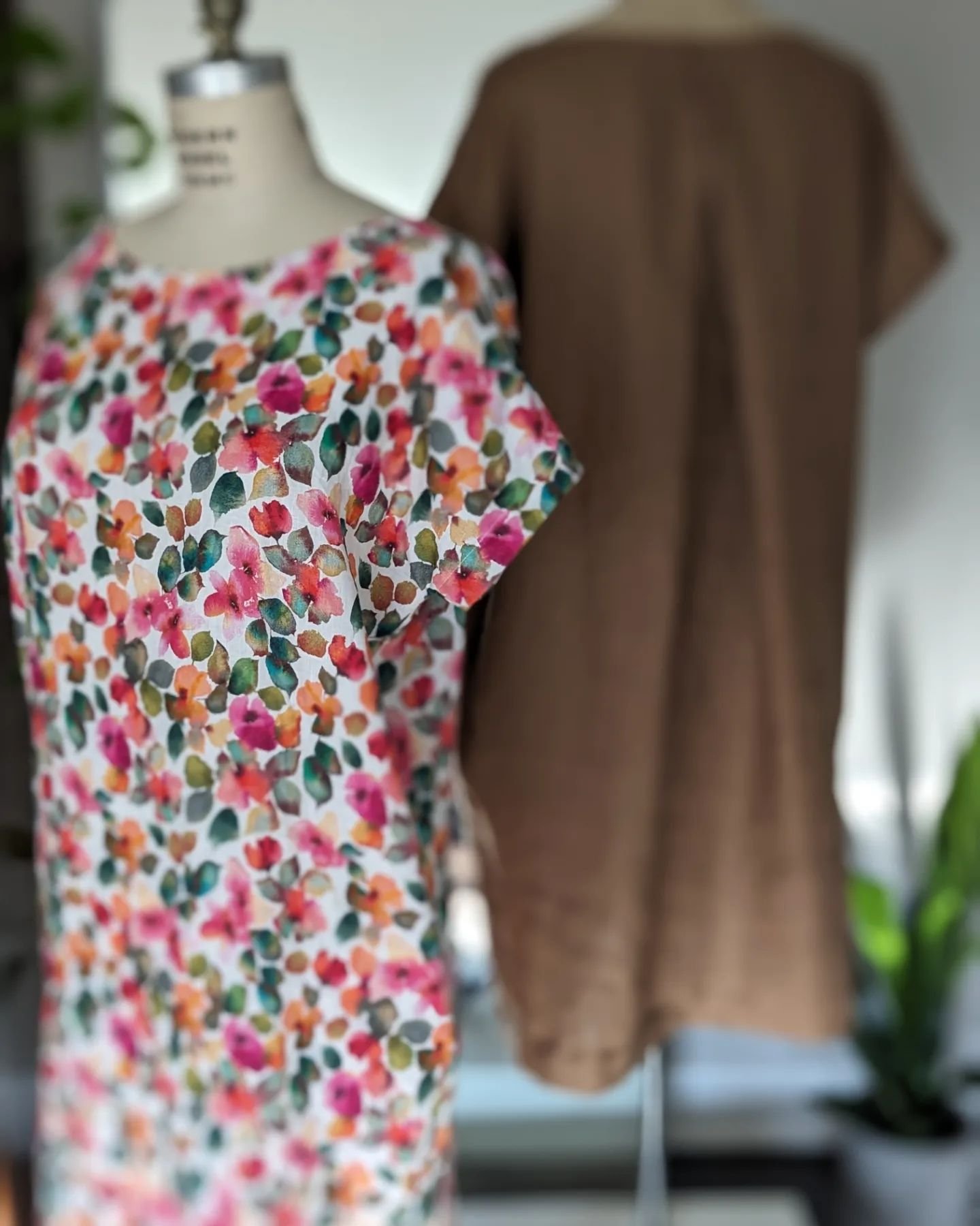 Summer wardrobe refresh.
.
These easy to wear linen dresses are the perfect addition to any summer wardrobe. Throw 'em on with a great pair of earrings and sandals and you've got a polished look, while keeping it easy breezy 🍃 
.
The most stunning p