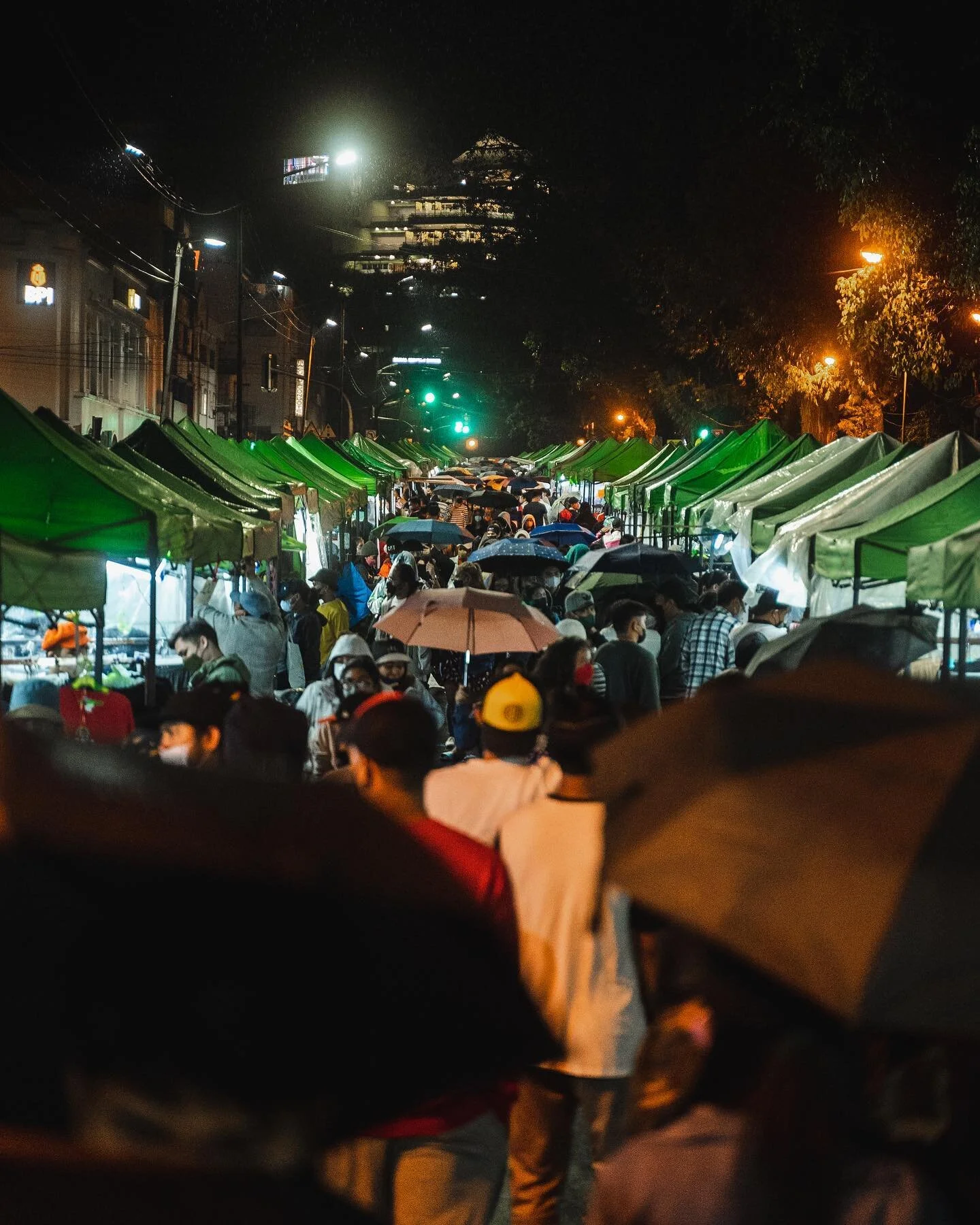 Night market and ramen 🌃🍜
&bull;
&bull;
&bull;
#baguiocity #explorephilippines 
#wanderout #streetphotography #sonyalpha #a7siii #theoutbound #adventureinspired