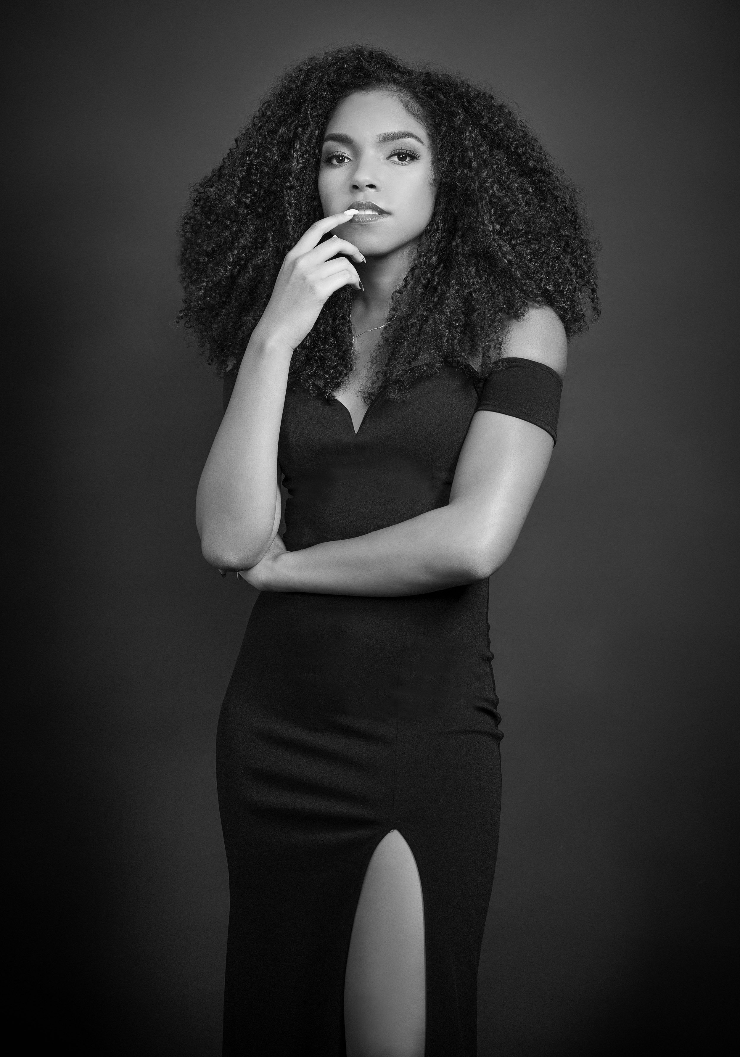 Shontee_B&W_BlackDress_SeniorPortraits_Kailua_Hawaii.jpg