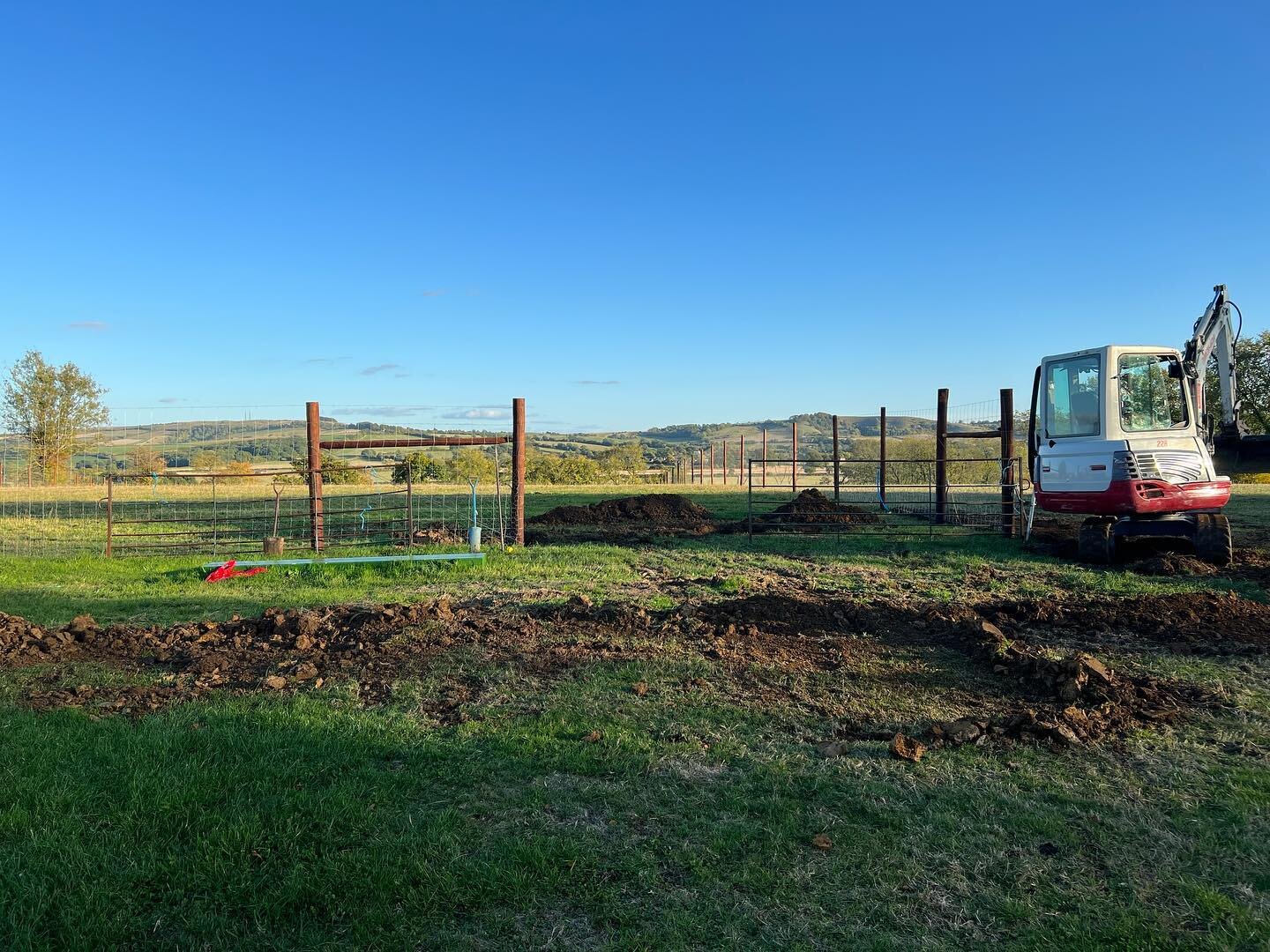 We are still here&hellip;. 
Finally the diggers have arrived🤩 
Over the next few days the track will be completed,  and pipe work for water and  the electric gate will be fitted! 
🦮All being well November we should be ready to go 🦮 #dogwalkingpadd