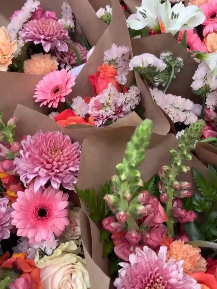 snow day flash sale ❄️ grab &amp; go has been marked down as we prepare for more snow! come grab some fresh flowers to enjoy while you&rsquo;re hunkered down 🤟🏼