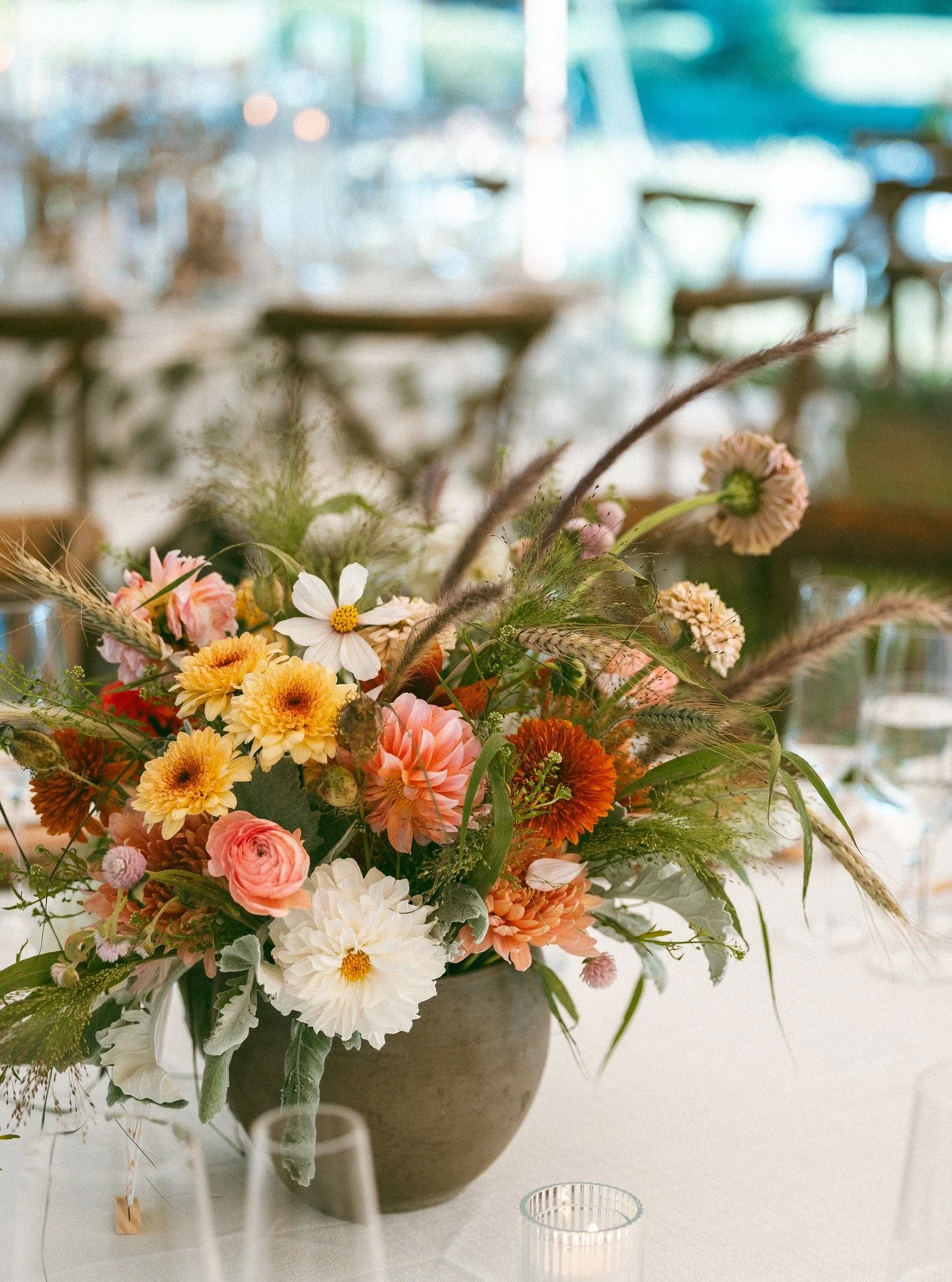 October tablescape dreams at @scotlandfields 🌙 Can I live in these photos?

Planning &amp; design by @kara_patten. Captured by @carneyabbottphoto