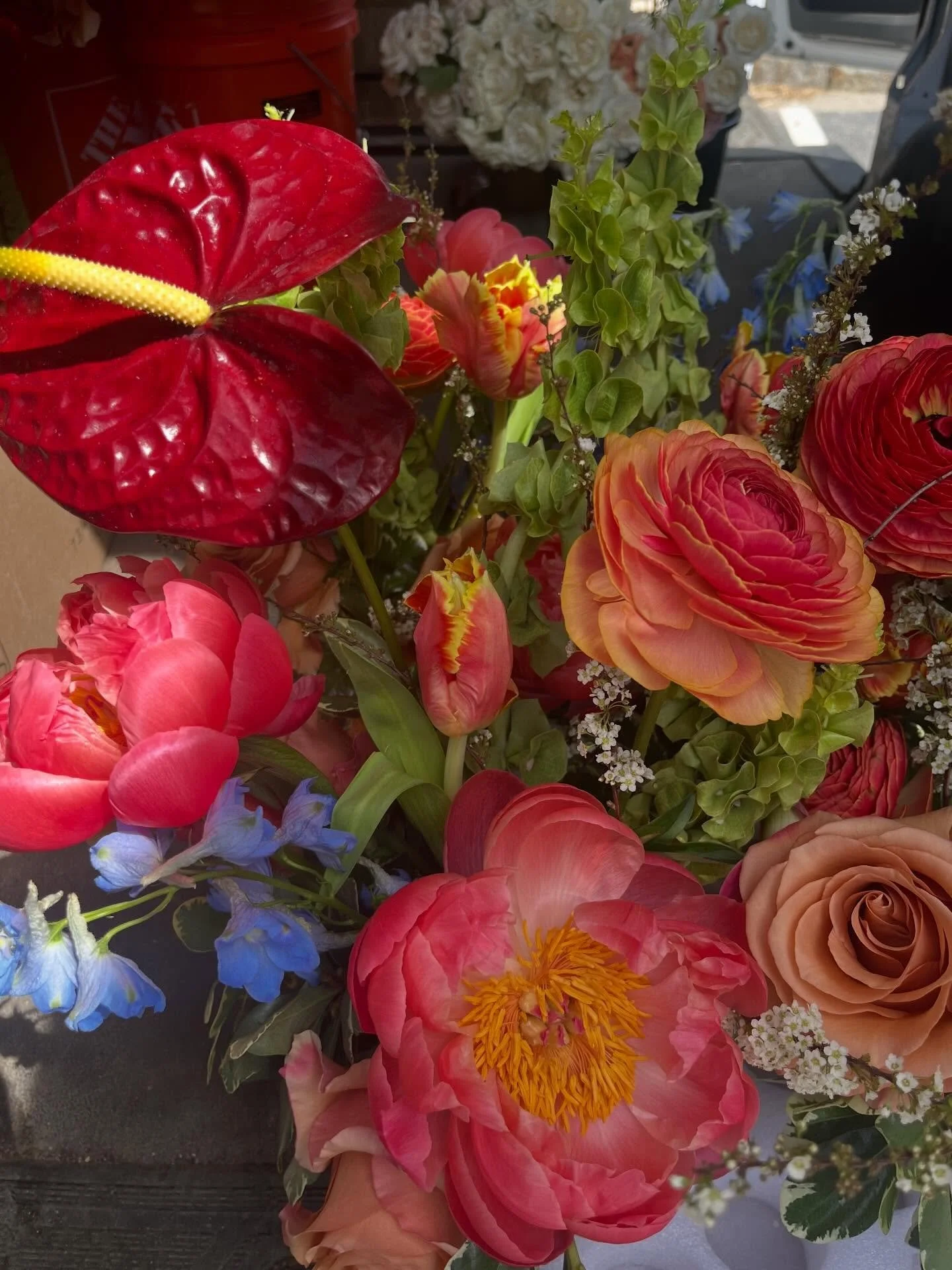 This felt impossible to narrow down. Vibrant blooms for our girl 🤍 Full tablescape and stem bar for an intimate bridal shower at @tuscanseagrill