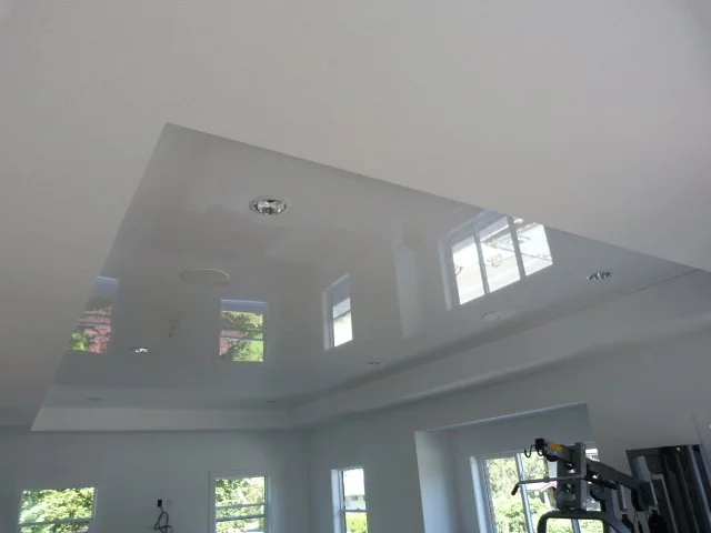 stretch-ceilings-30_white_high_gloss_with_pot-lights_speakers.jpg
