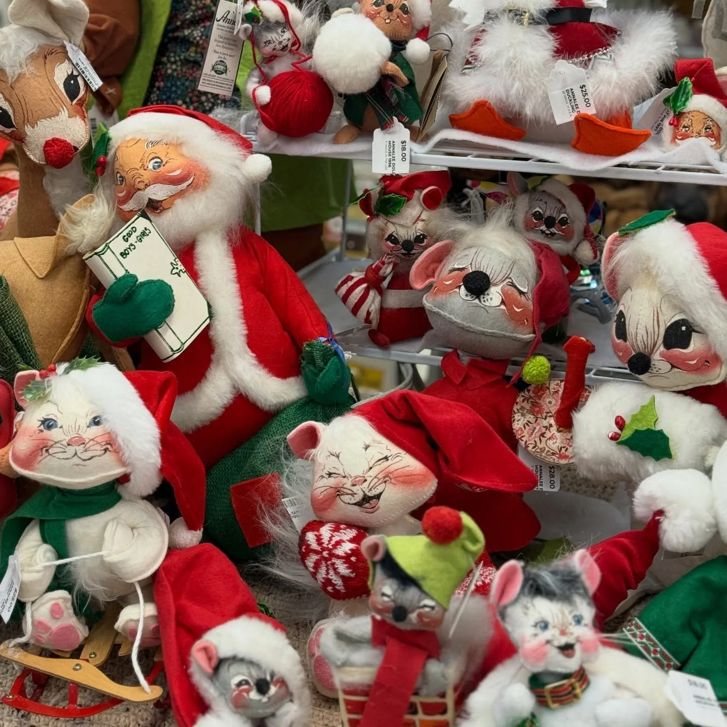 On the 5th Day of Christmas our Rebel Junk vendors gave to you&hellip; Vendor #98 Brandia is feeling very merry this Christmas with 10% off in her booth in Cda! Vendors #44 &amp; #196 are also having 10% off at our Cda shoppe! 
Vendor #4 is on the na