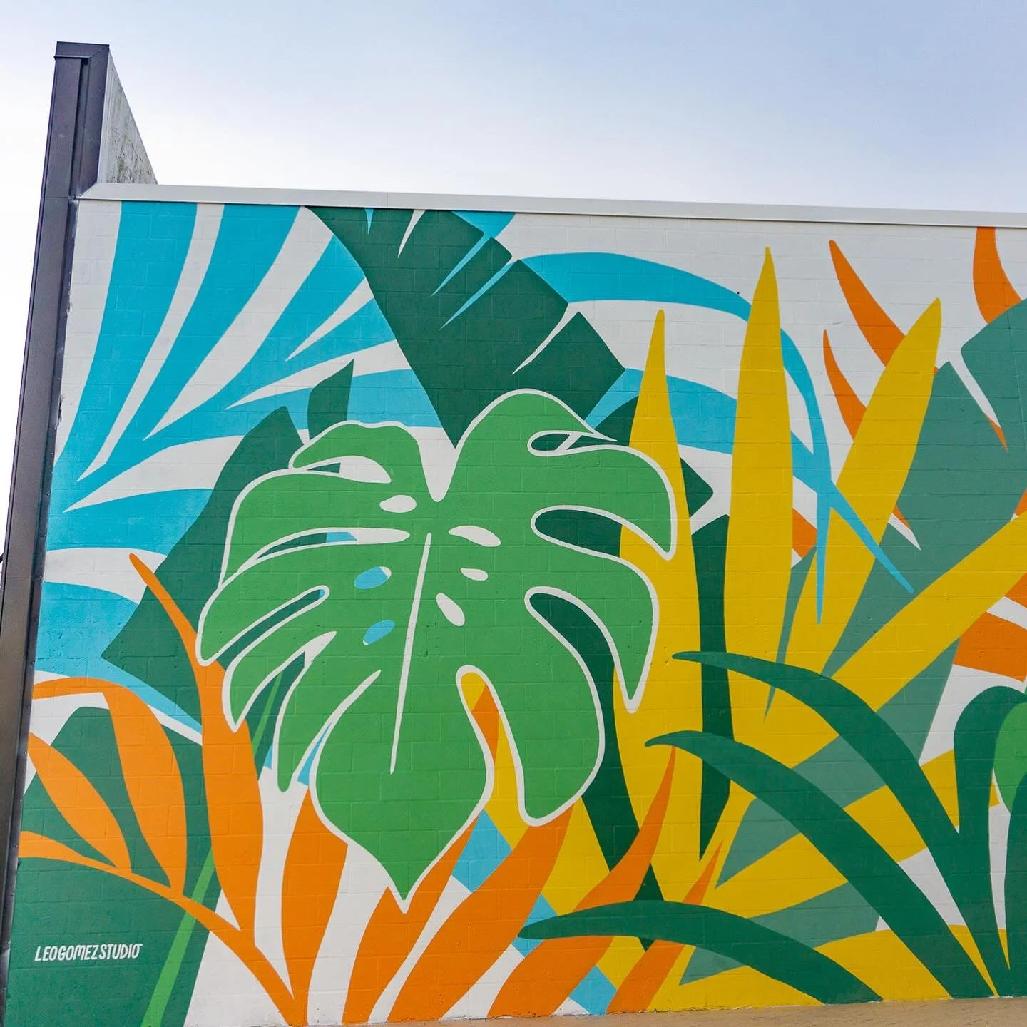 Colorful public art in Fort Myers, Florida at Daniels Marketplace.
☻
Made possible by the team at @danielsmarketplaceftmyers thank you for working with me on this courtyard transformation.
☯︎
Special thanks to @r5imaging for rocking this wall with me