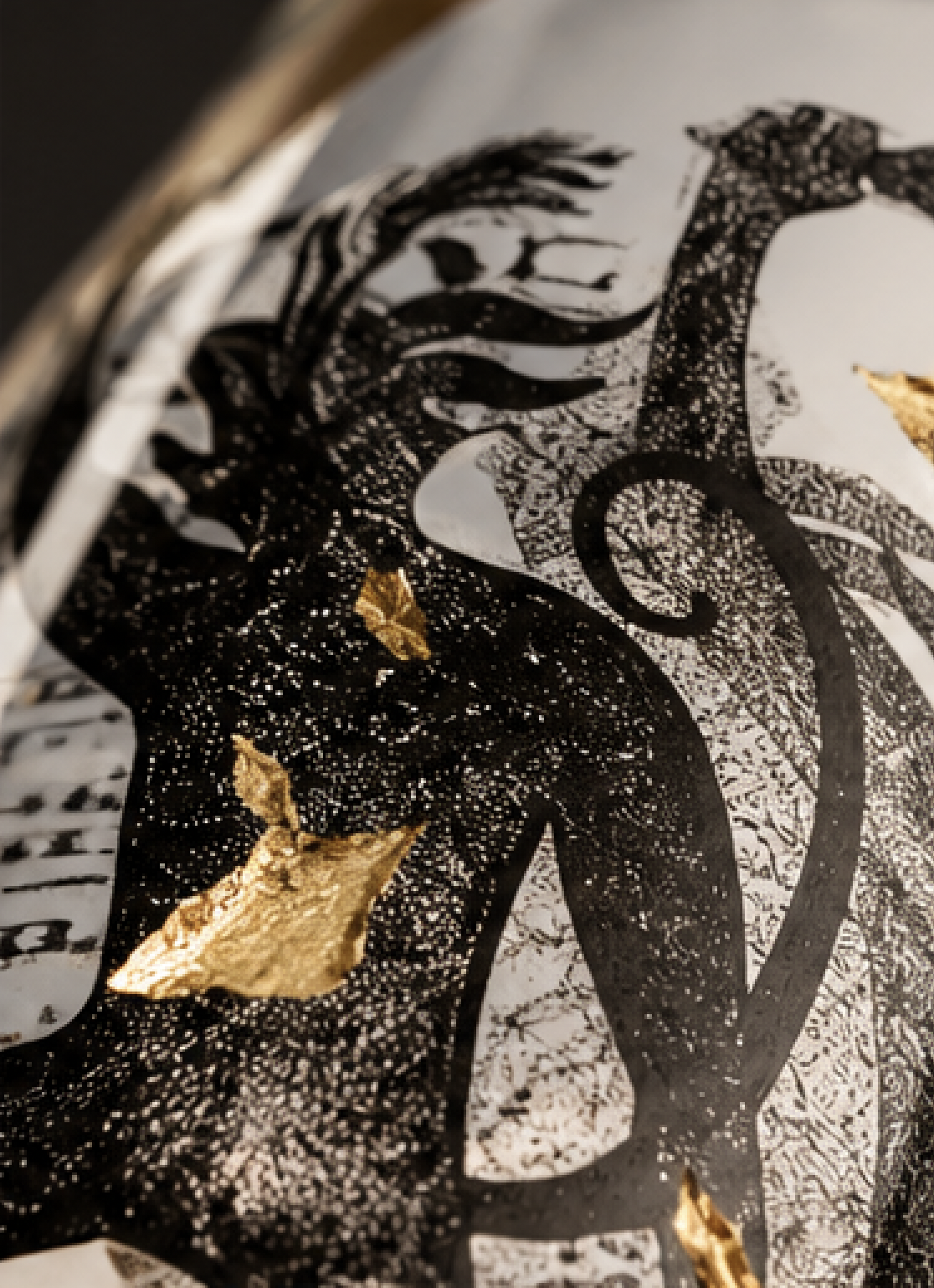 Detalle de láminas de oro con dentro de una botella de Mezcal 9 Espíritus Artesanal de Oaxaca variedad de agave Arroqueño