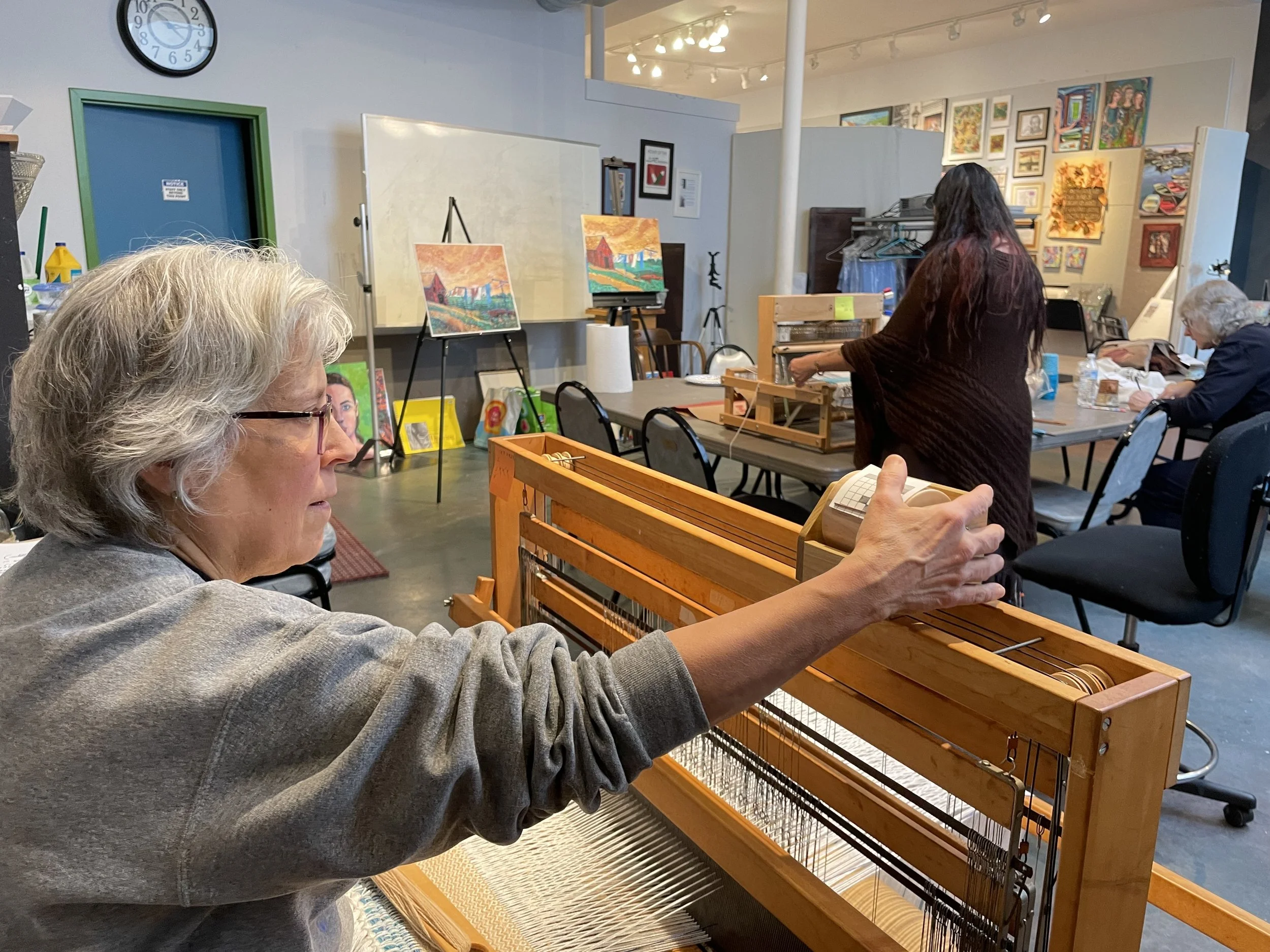 new weaver turns the cylinder so the pointer marks the next pick