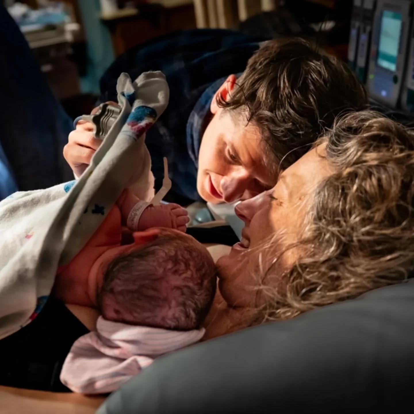 ✨ From c-section to dream birth ✨
This birth was extra special!
The first time I stood beside this family, their journey ended in the OR with a Cesarean birth. It was beautiful, full of courage, love, and strength, but not what they had envisioned.