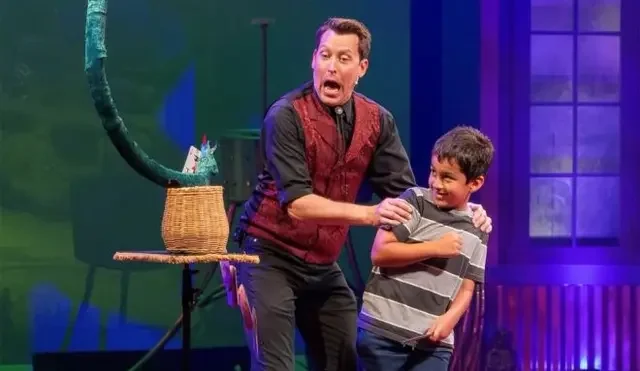 Mike Williams Magic Six Flags Over Texas Entertainment