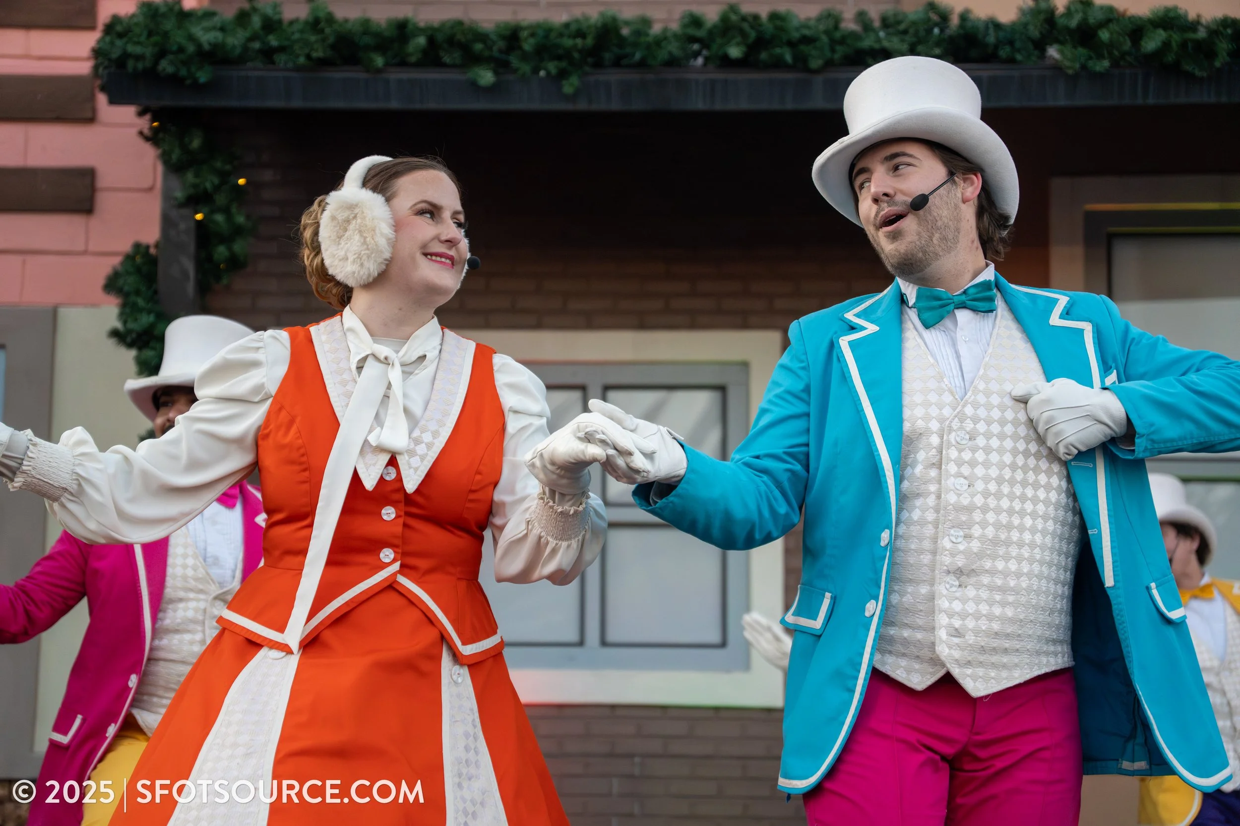 Holly Jolly Trolley Six Flags Over Texas Entertainment