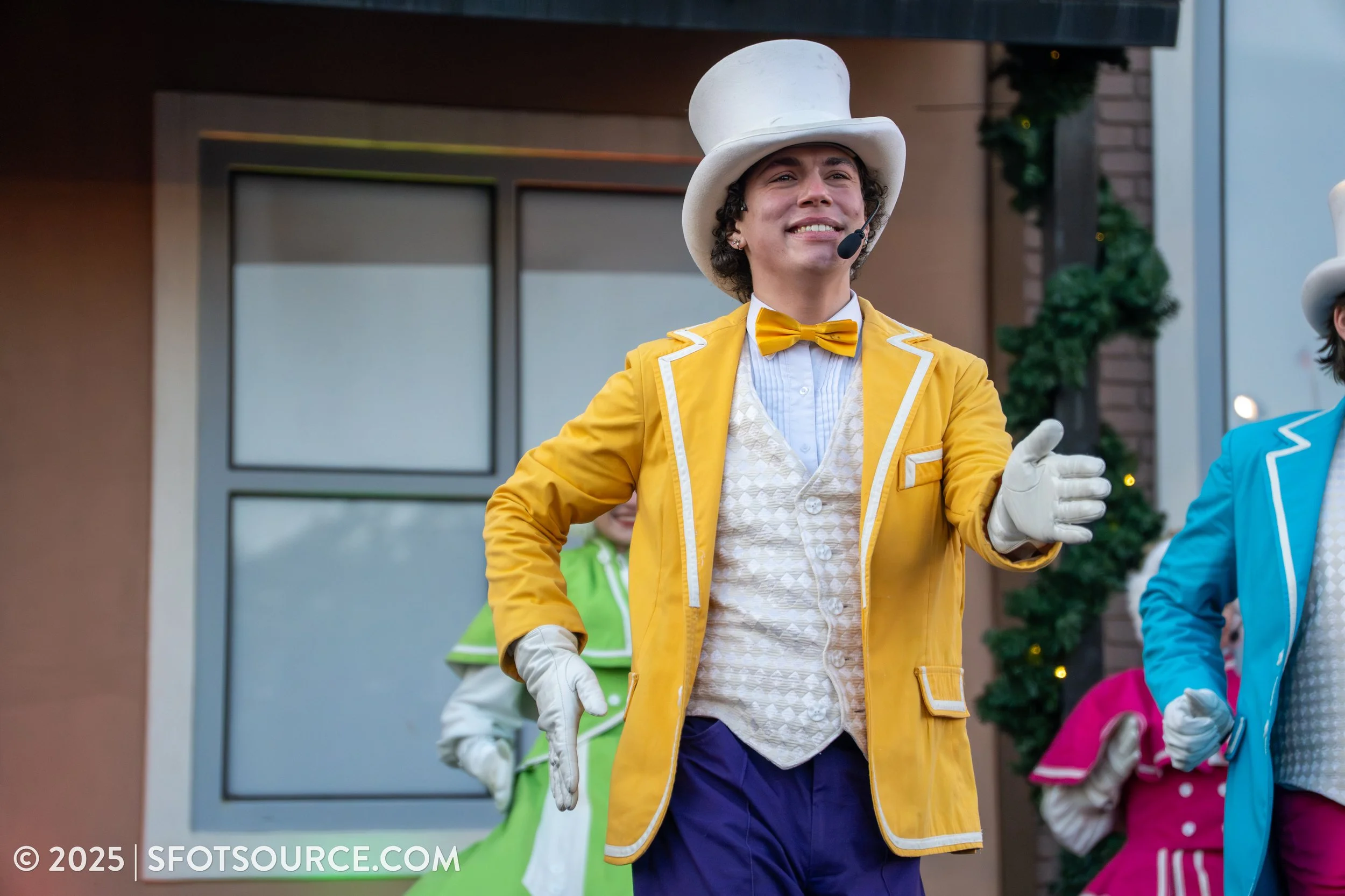 Holly Jolly Trolley Six Flags Over Texas Entertainment