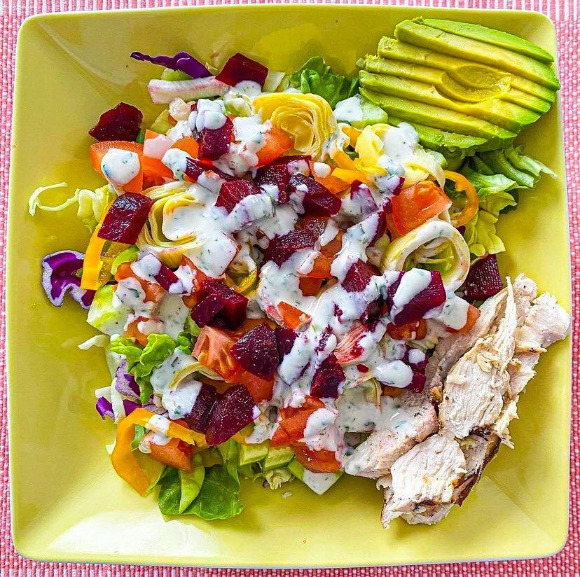 Here&rsquo;s what my lunches have been looking like these days&hellip;.😍🥰

A really great, non-scale-focused nutrition goal to set for yourself is to increase the amount of colors on your plate at each meal. More colors = more nutrients🌈 #eatthera