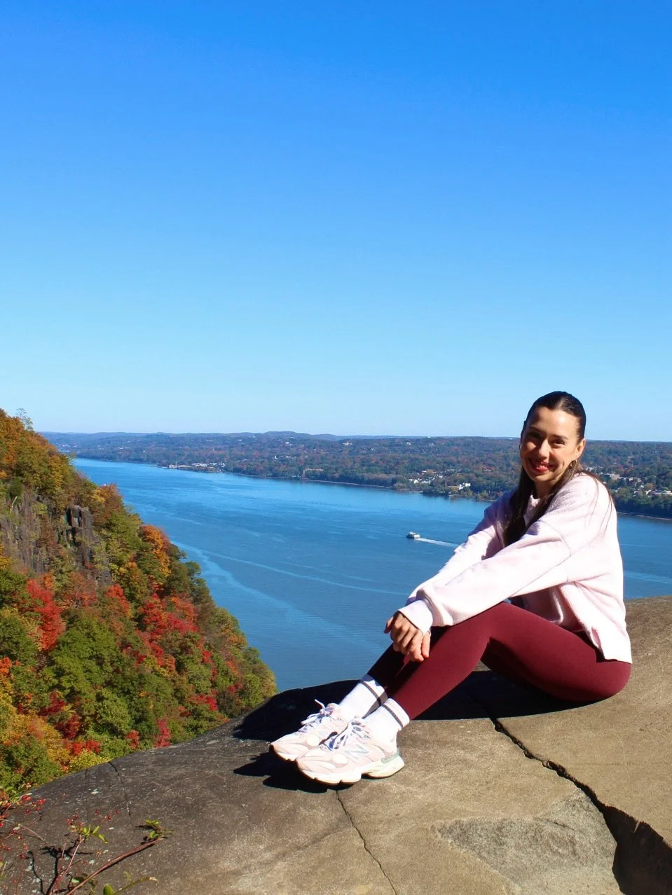 #AD perfect fall sunday in my @aerie with lots of steps &amp; sunshine☀️🍂⛰️

wearing the real me crossover leggings &amp; xtra classic sports bra in the color &ldquo;royal berry&rdquo; + apres chill sweatshirt in &ldquo;pink petal&rdquo;💕

shop all