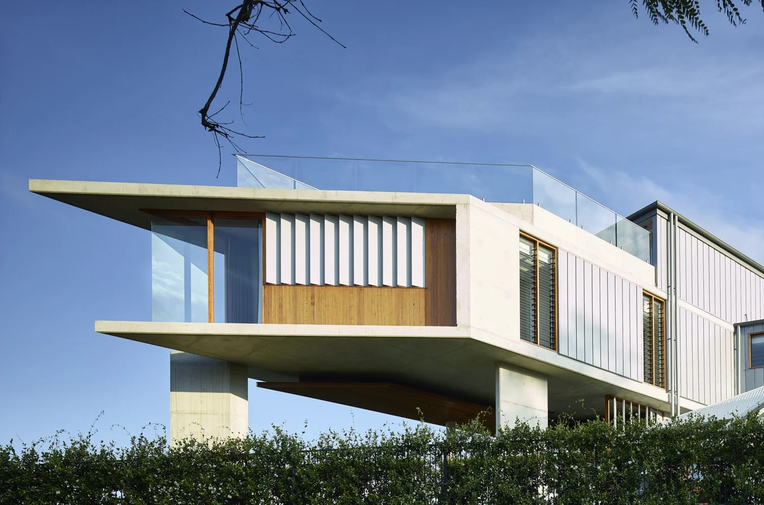 The Urban Developer: Clifftop House Highlights Finesse of Concrete
