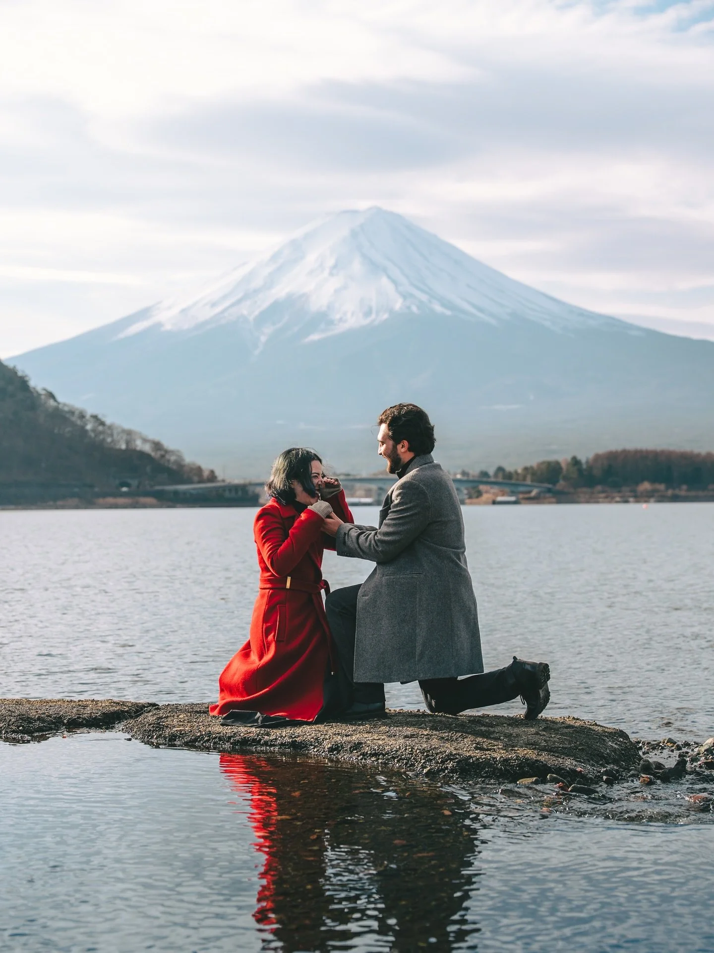 Another &ldquo;yes&rdquo; with Mount Fuji behind them 🗻 

Planning your proposal in Japan? Shoot me a message!

#mountfujiphotoshoot #mountfujisurpriseproposal #mountfujiphotographer #mountfujiproposal #kawaguchikophotographer