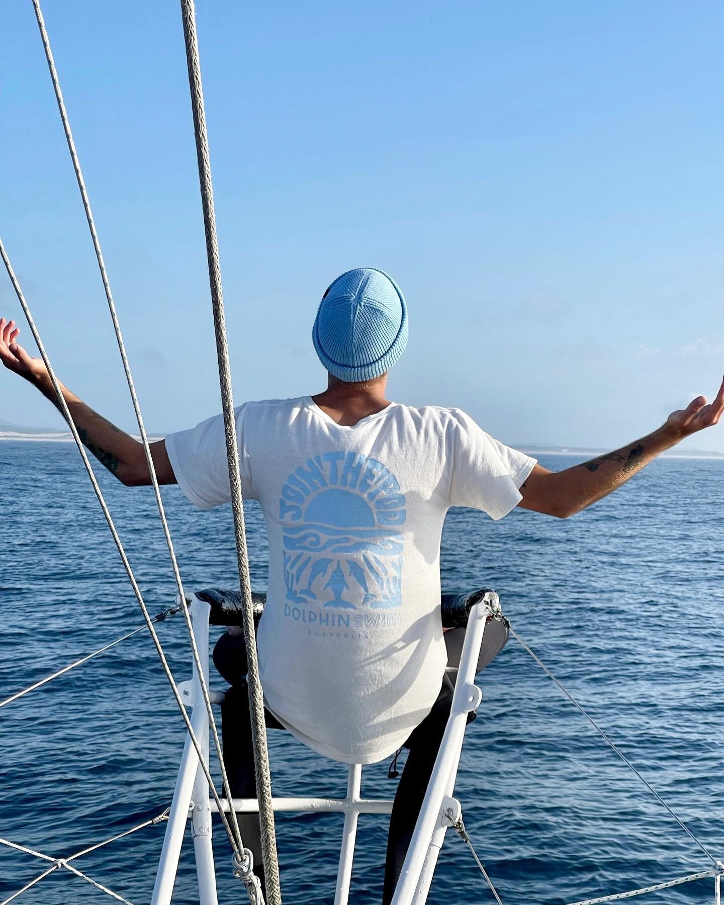 That feeling when everything aligns and we get to go to work 🐬🫶🏽🐬

How good does @spoonsmcduck look out there rocking the #JOINTHEPOD Hemp shirt! 
All new merch is made from recycled plastic bottles or sustainable materials like Hemp and Bamboo ?