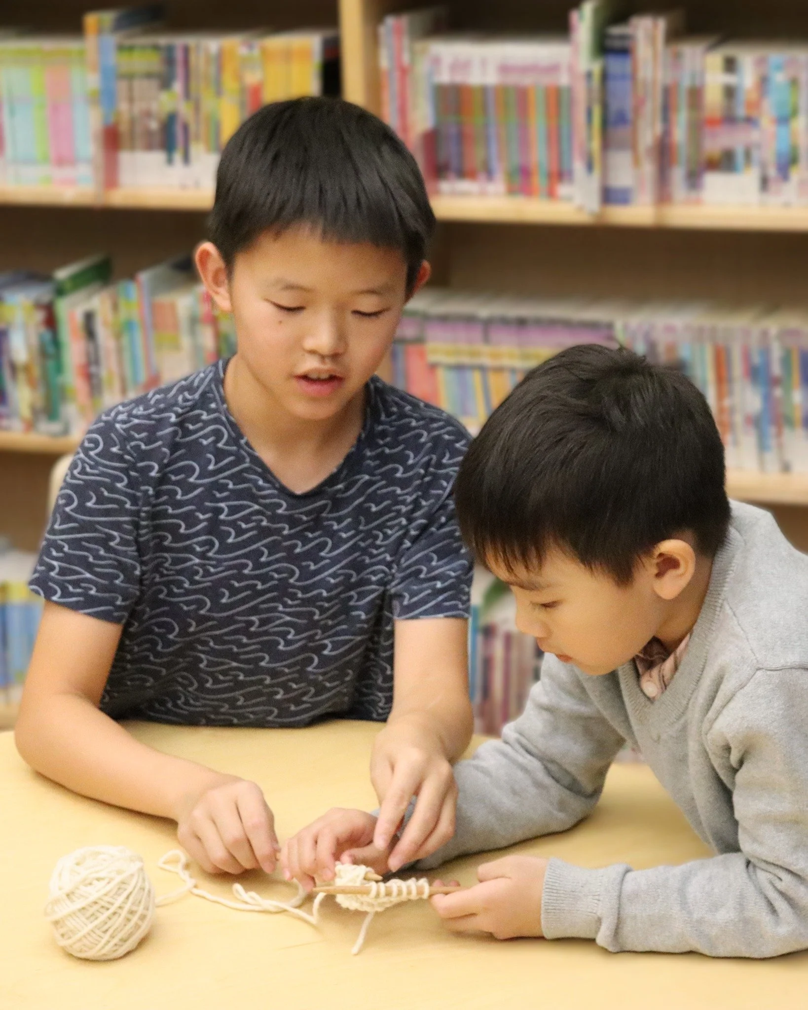 Our Class 1 and Class 5 knitting buddies are forming such wonderful connections. The older students are doing such a skillful job guiding their younger friends.
#waldorfeducation #yyckids #classbuddies #waldorfschool #handwork