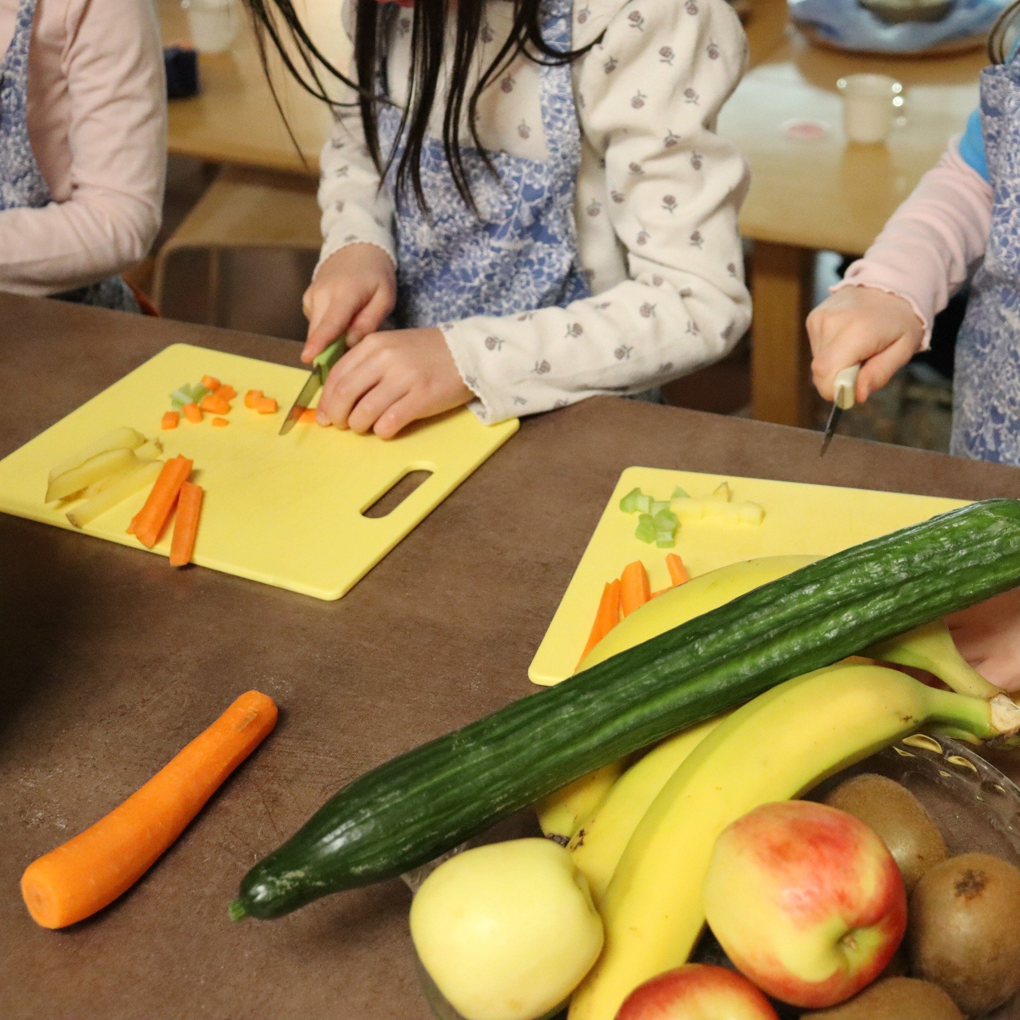 Children grow in confidence by mirroring the purposeful work of their teachers, transforming daily chores into a foundational experience of competence and care. Whether slicing vegetables or setting the table, these rhythmic tasks ground the child in