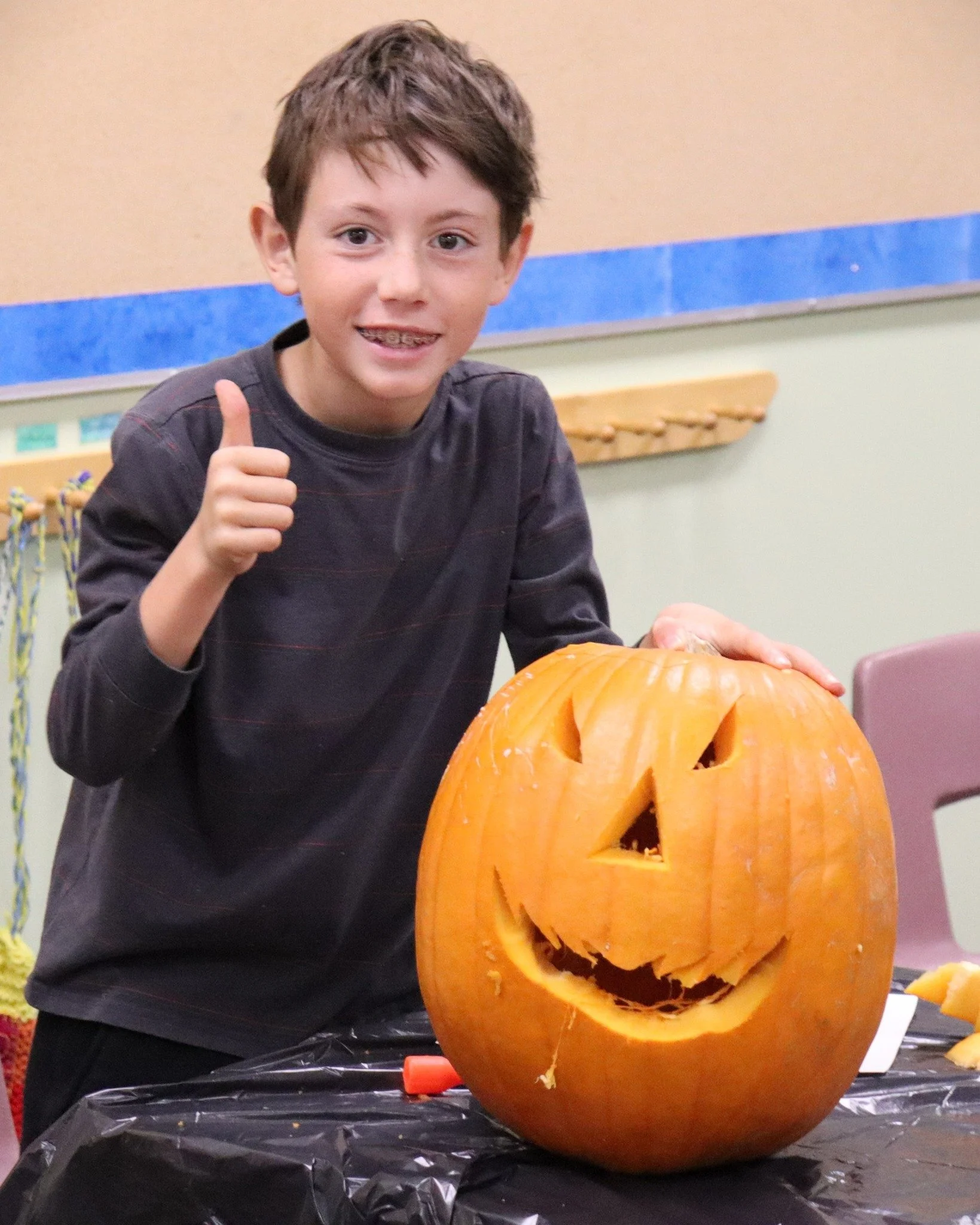 Yesterday was filled with festive fun! Middle schoolers held their Halloween games, class buddies paired up to carve pumpkin masterpieces, and Mr. Carter captivated everyone with a spine-tingling story. Faculty opened the Assembly in beautiful autumn