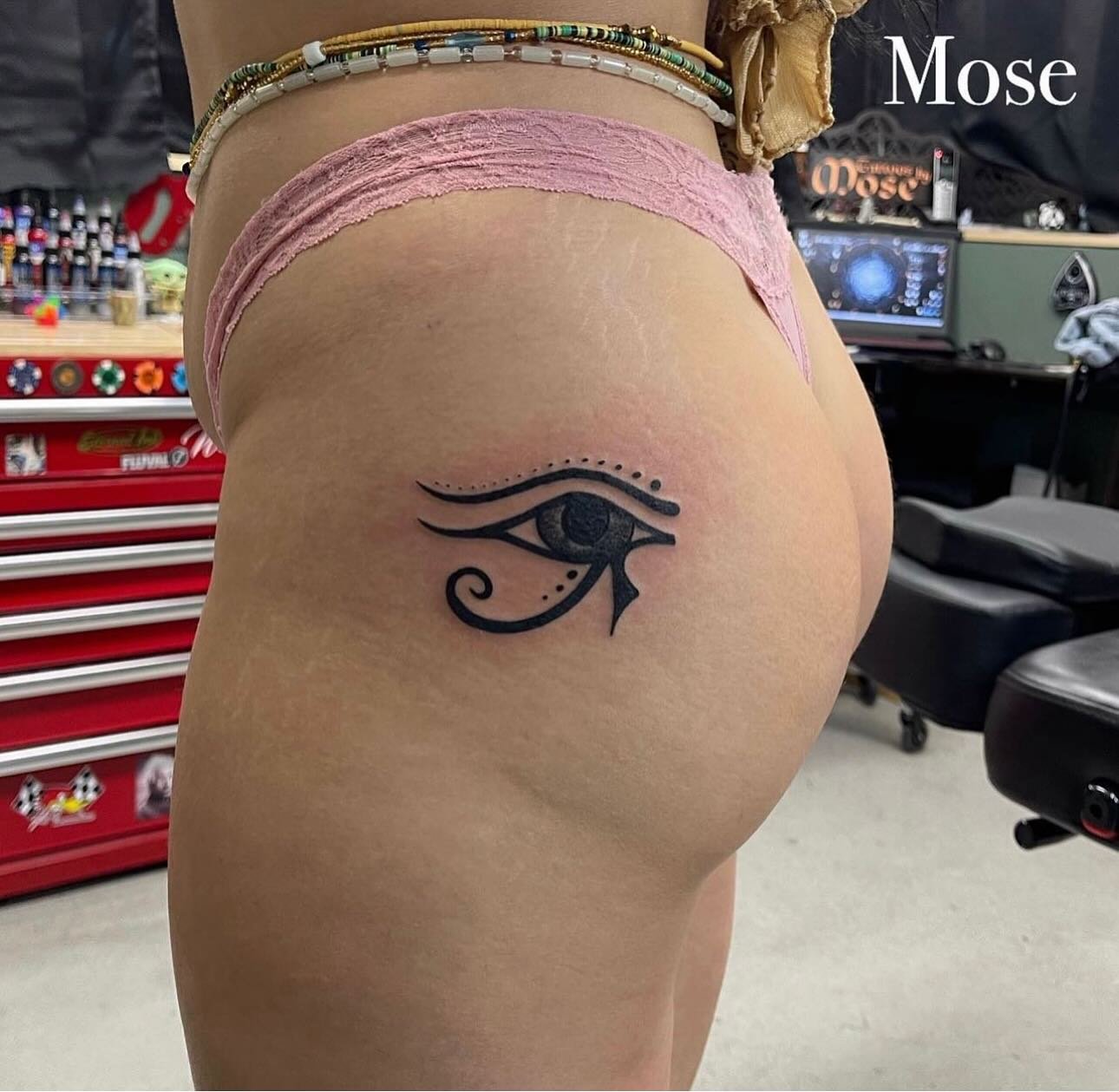 Happy humpday! I see you looking, come get a tattoo! #tattoo #tattooartist #lasvegas #lasvegastattooartist #criticaltattoosupply #dynamiccolor #girlswithtattoos #tattooart #tattoos #tattoolife #tattooedgirls #guyswithtattoos #inked #tattooed #bodyart