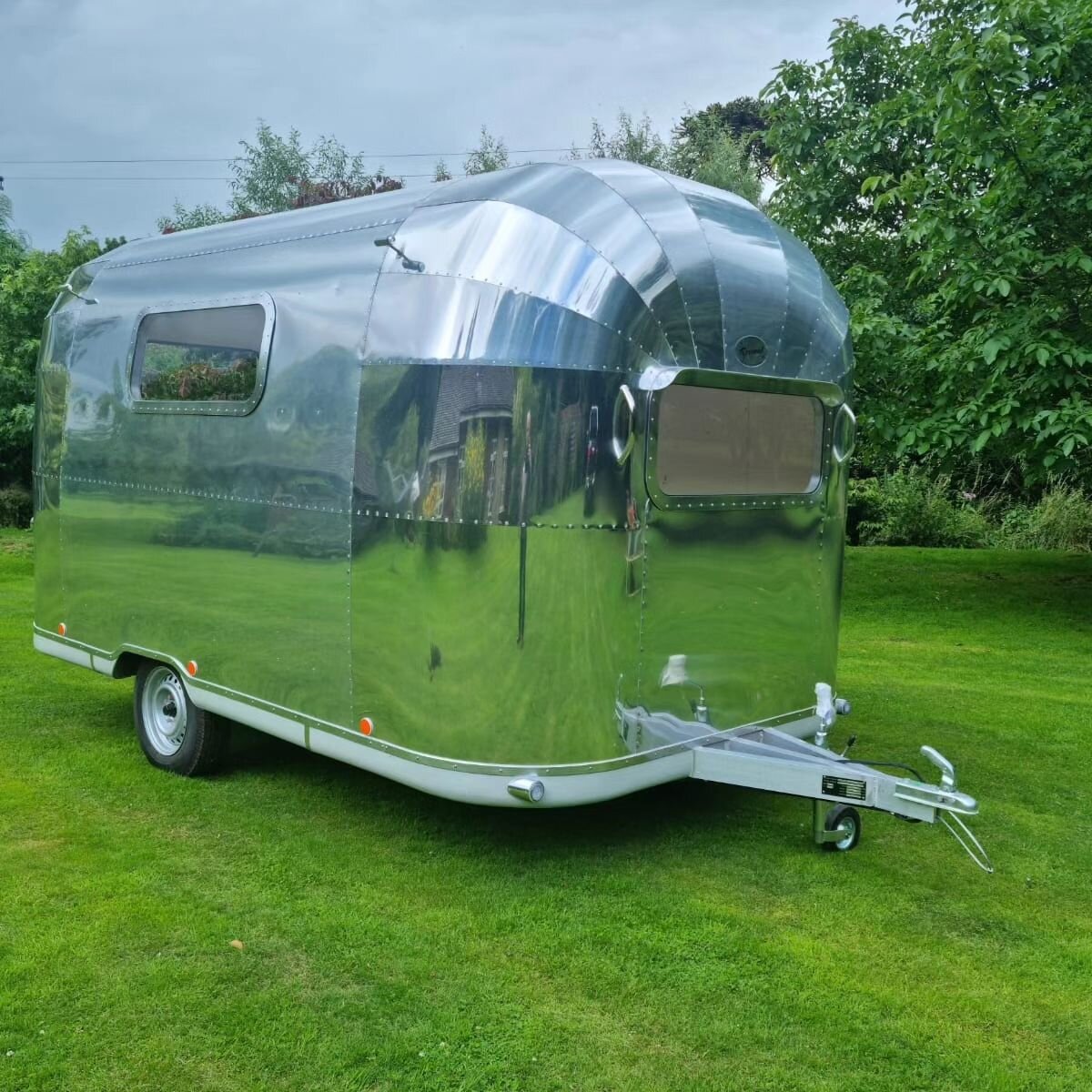 Introducing our new super light trailer! Built on our exclusive all aluminium lightweight chassis providing greater towing flexibility and economy! 🌍 For more information visit our website (link in bio) Perfect for garden bars, glamping experiences,