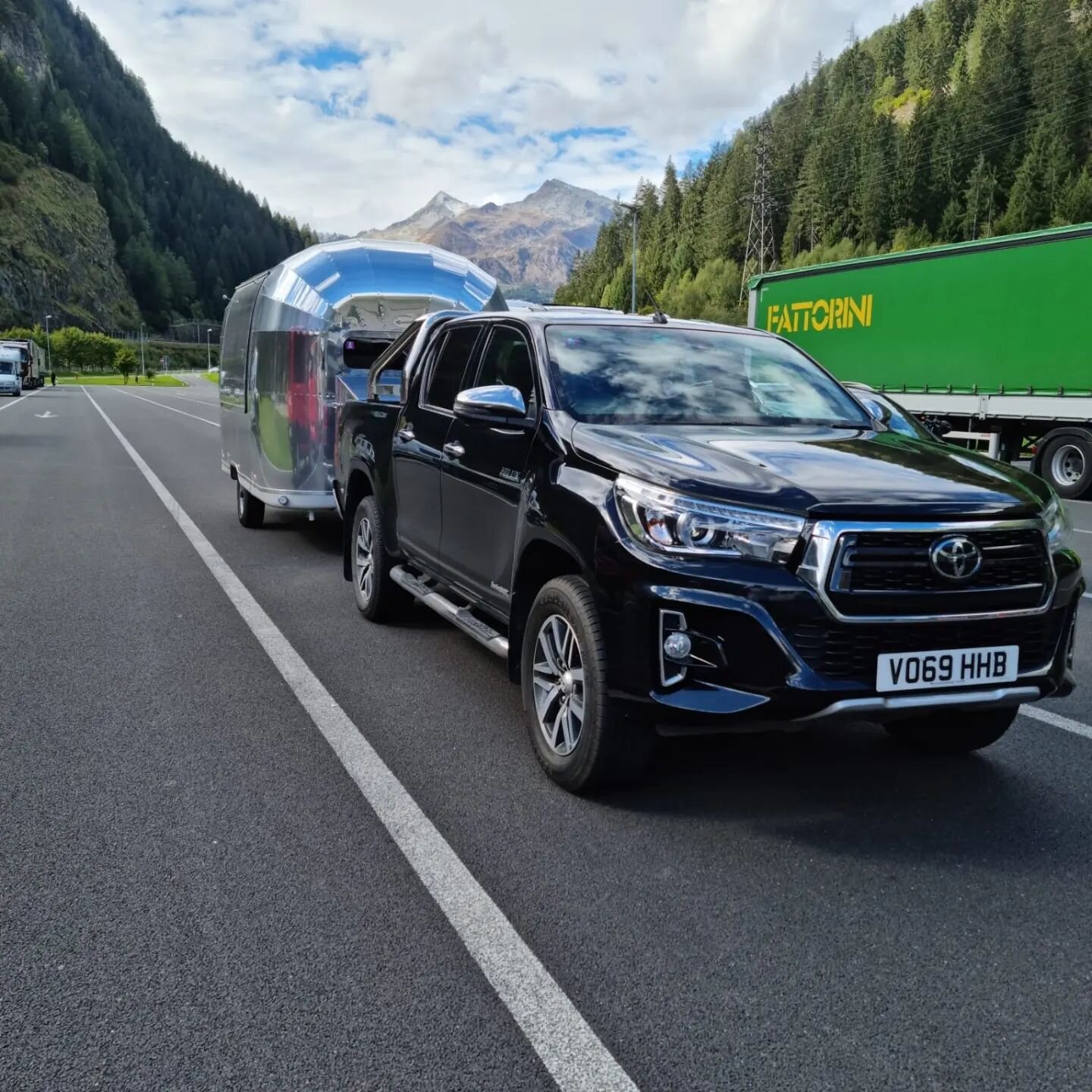 Out delivering our 17ft trailer with black and copper interior.... all the way to Corfu! Passing through Switzerland this morning what a view⛰️🛻

#catering #vintage #airstream #foodie #streetfood