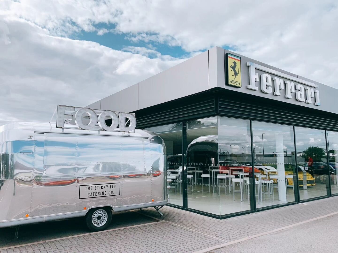 What a photo🙌 if you haven't yet, get yourself down to see @sticky_fig_catering. The food coming out of this little #revivaltrailer is incredible.

Don't forget to tag us in your posts and #revivaltrailers

#revival #revivaltrailers #airstream #hand