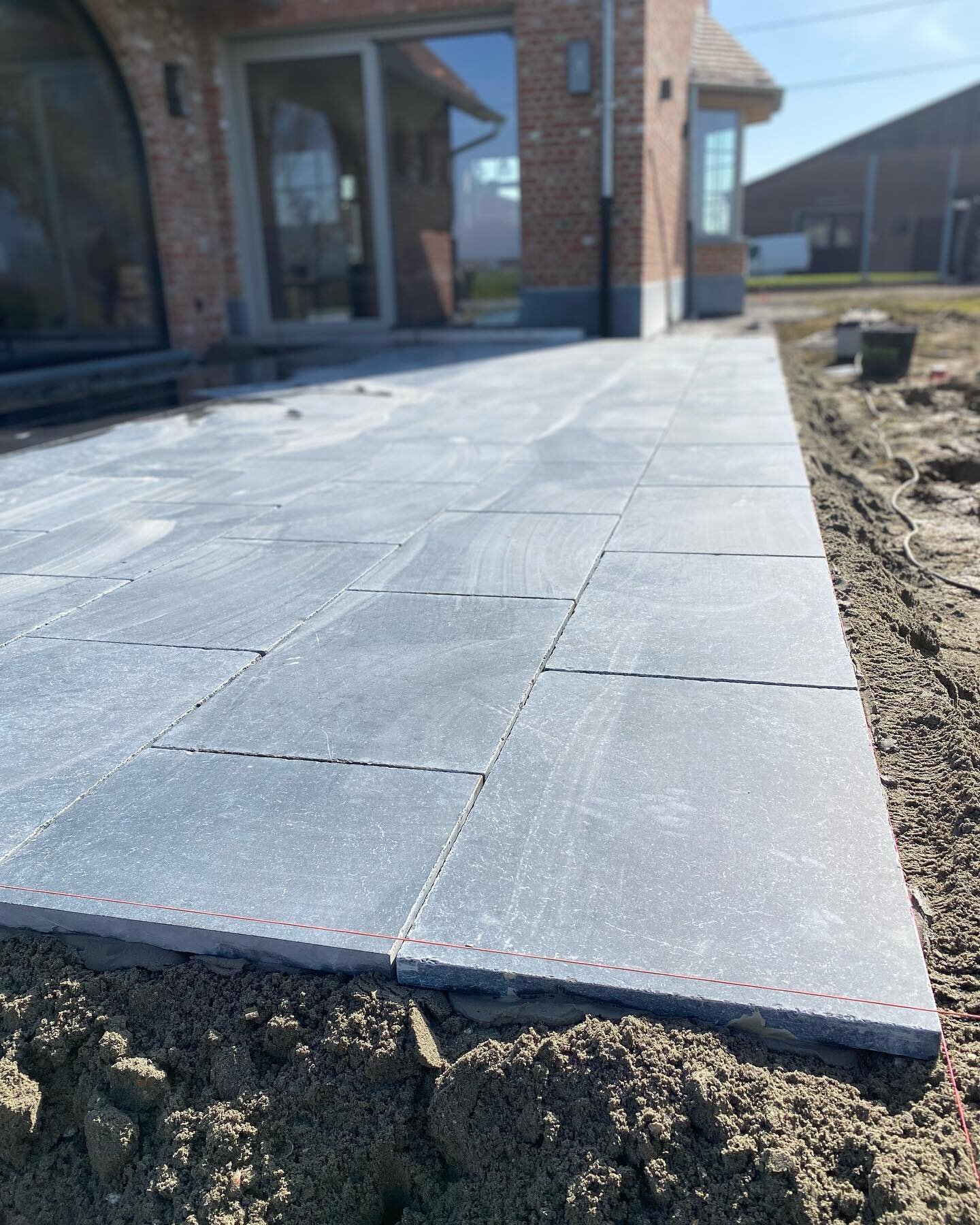 ⚠️⚠️ Werf te Vinkt ⚠️⚠️

- aanleg terras in natuursteen 
- aanleg paadjes in kleiklinkers
- aanleg opritten in platines kandla grey 
- aanplanten en voorzien van sierschors 

Hebben jullie ook graag een vrijblijvende offerte voor het aanleggen of her