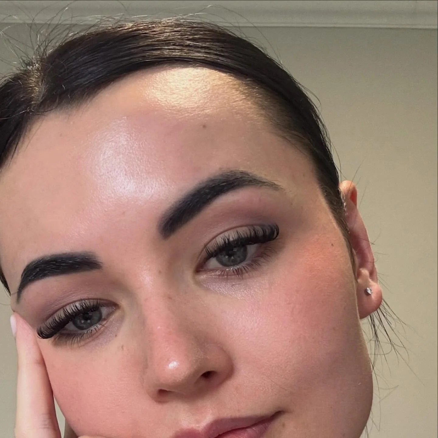 Dramatic Hybrid lash set done at @saint_eirene_salon 👁️✨ 

Tired of mascara giving you tired eyes during the day? We have the solution!

Contact us for more info T : 084 352 2192 📲

#hybridlashes #lashextensions #longlashes #volumelashes #lasheskem