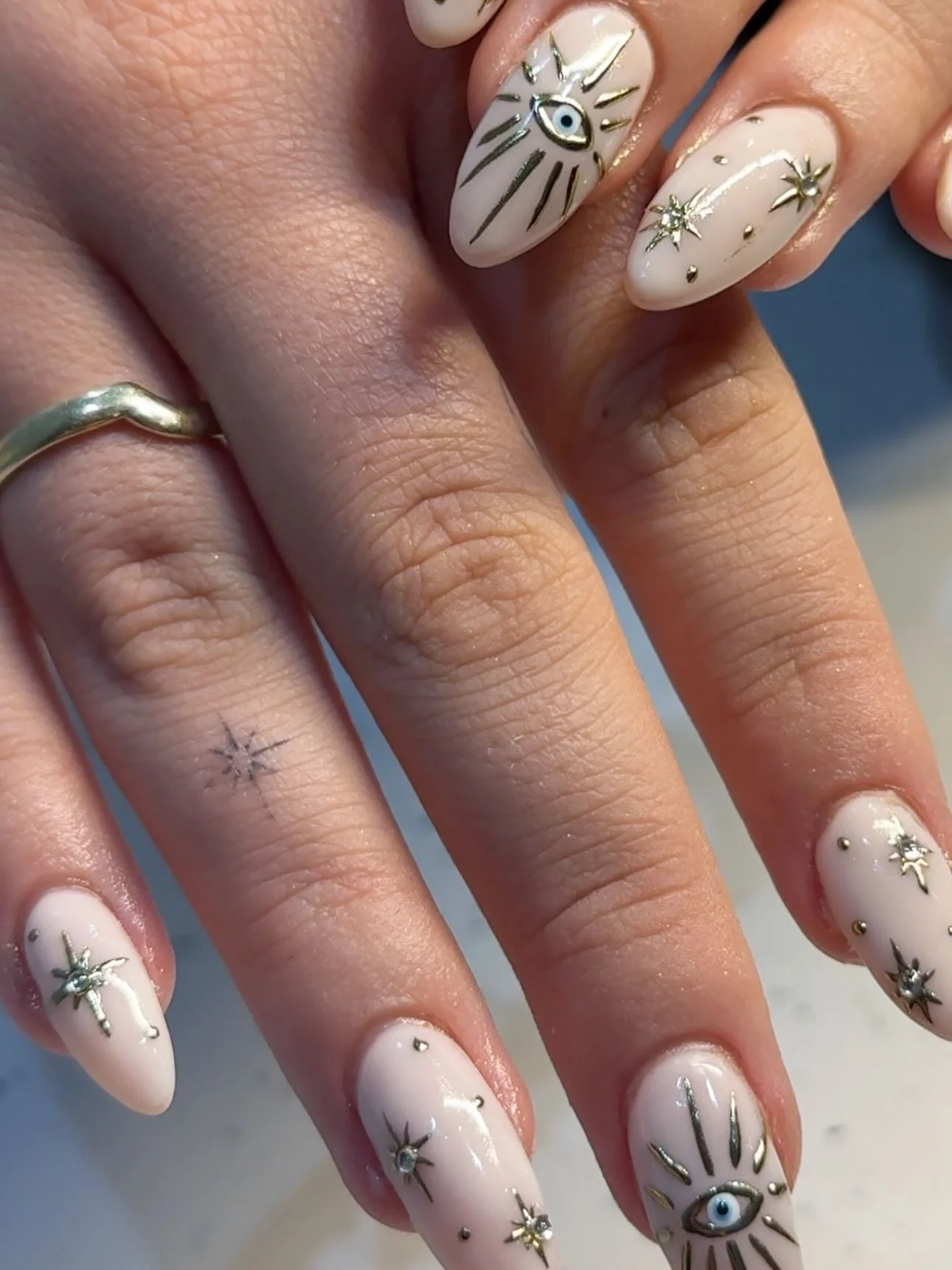 Swipe to see the process✨✨✨ detailed nail set by our pro tech @zane_saint_eirene ☕️🤎

#glitternails #nailartkemptonpark #sainteirenenails #detailedwork #acrylictips