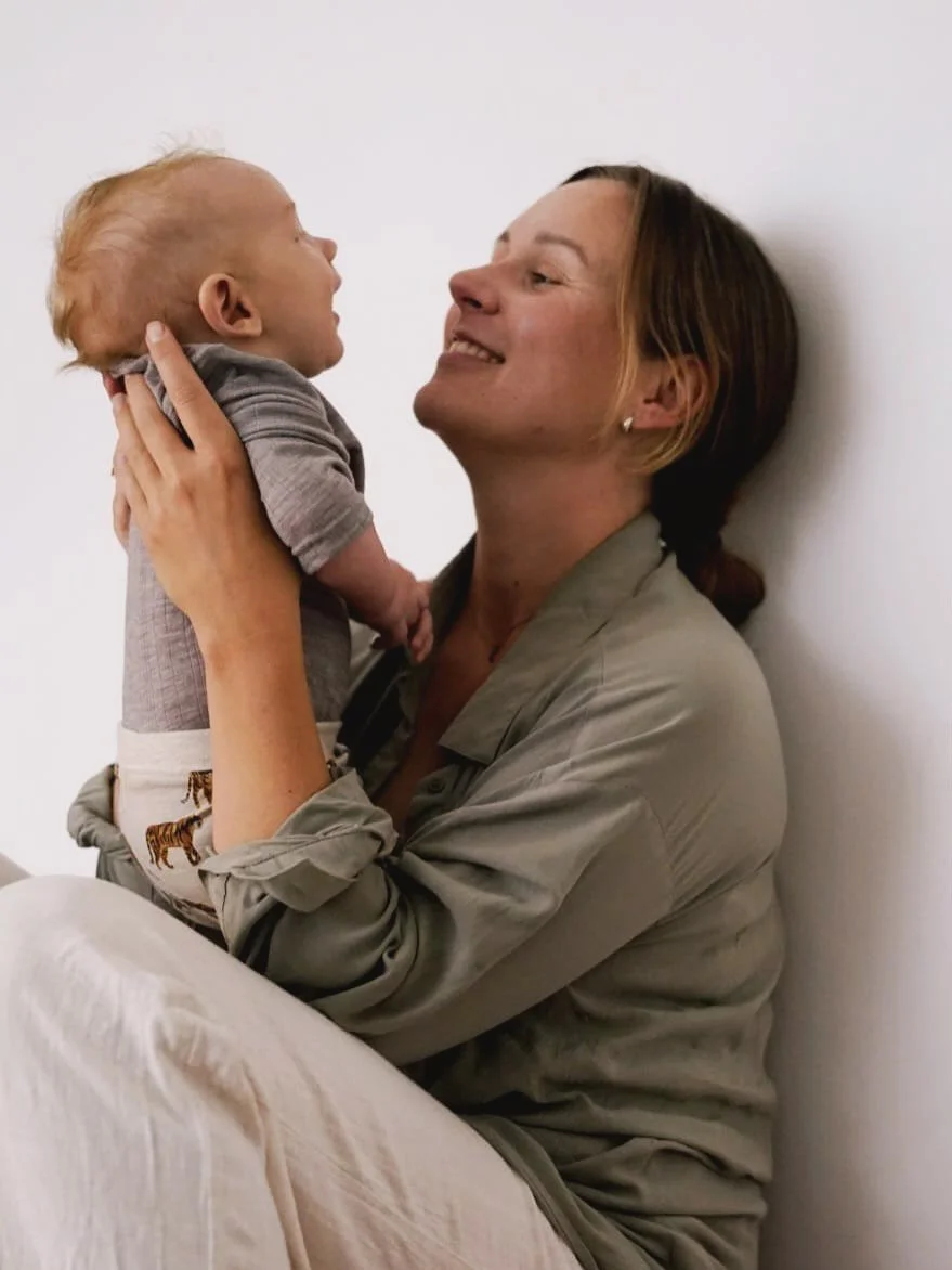 👶🏼BEBISAR &amp; BARN I MODERBYN
F&ouml;r att hedra den &rsquo;dyad&rsquo; och system som en nybliven mamma och bebis &auml;r en del av, &auml;r sm&aring; bebisar alltid v&auml;lkomna p&aring; v&aring;ra Communitycirklar och Visdomscirklar i de loka