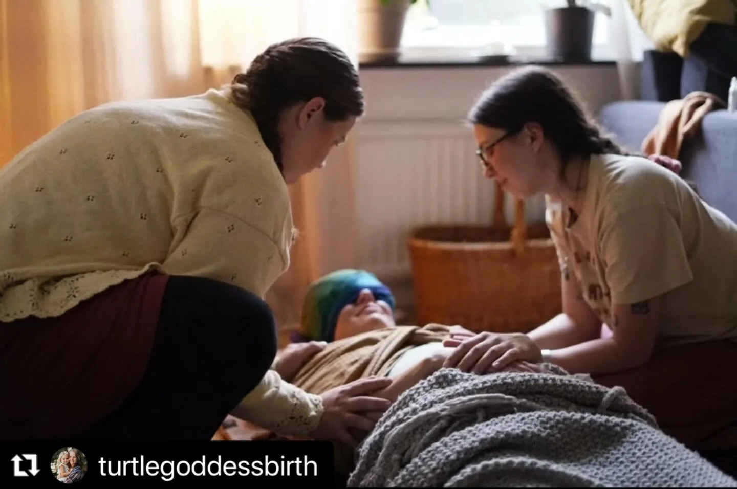 🌀DÖD & PÅNYTTFÖDELSE 
✍🏻 från vår Cirkelledare Anna Hughes 
#Repost @turtlegoddessbirth 
Last night, I attended a storytelling evening. 
The theme was ”Death and Rebirth.” 
I didn’t intend to sh